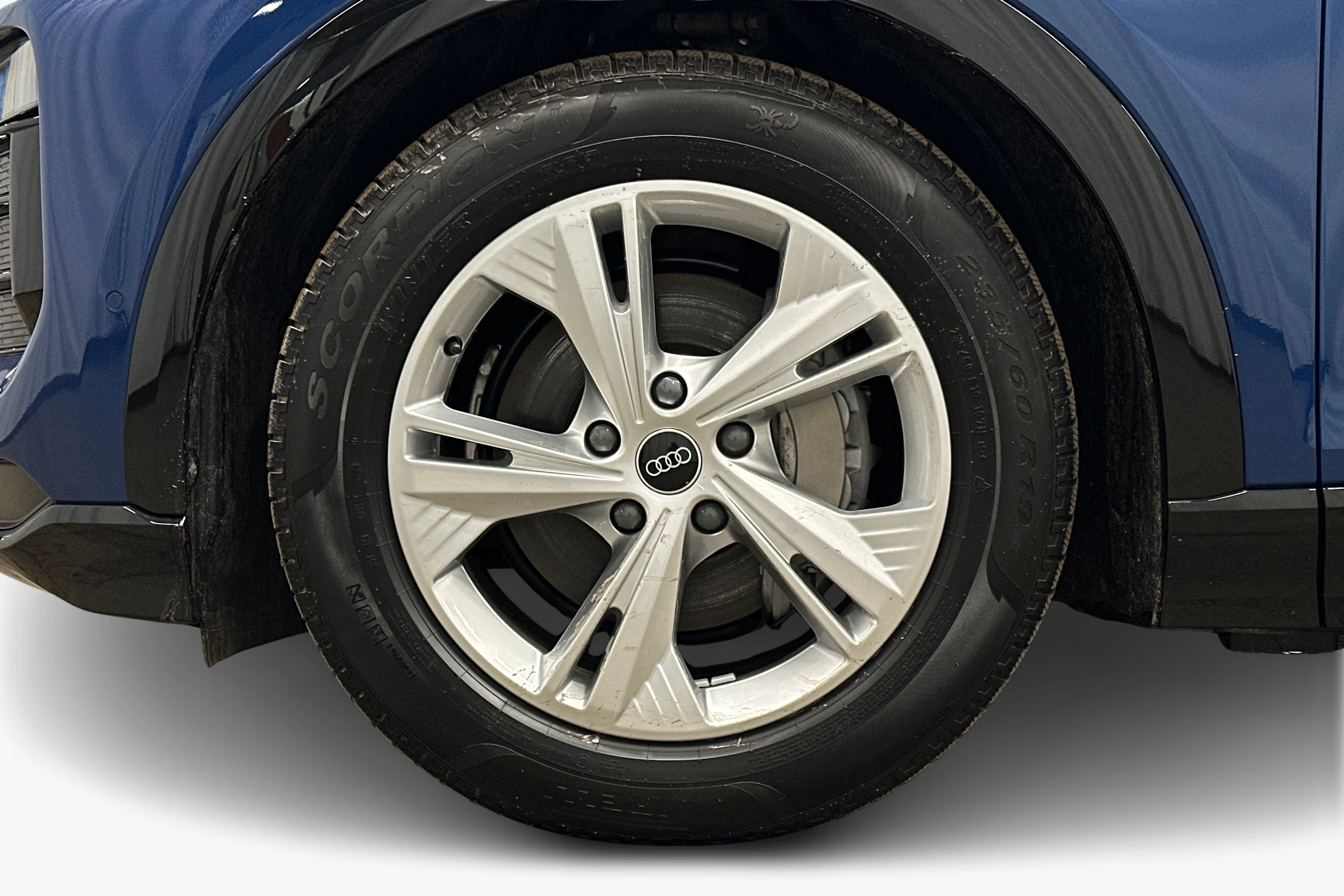 sininen Audi Q6 e-tron 2025 kuva 9.