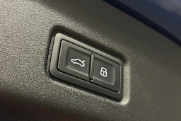 sininen Audi Q6 e-tron 2025 kuva 12.