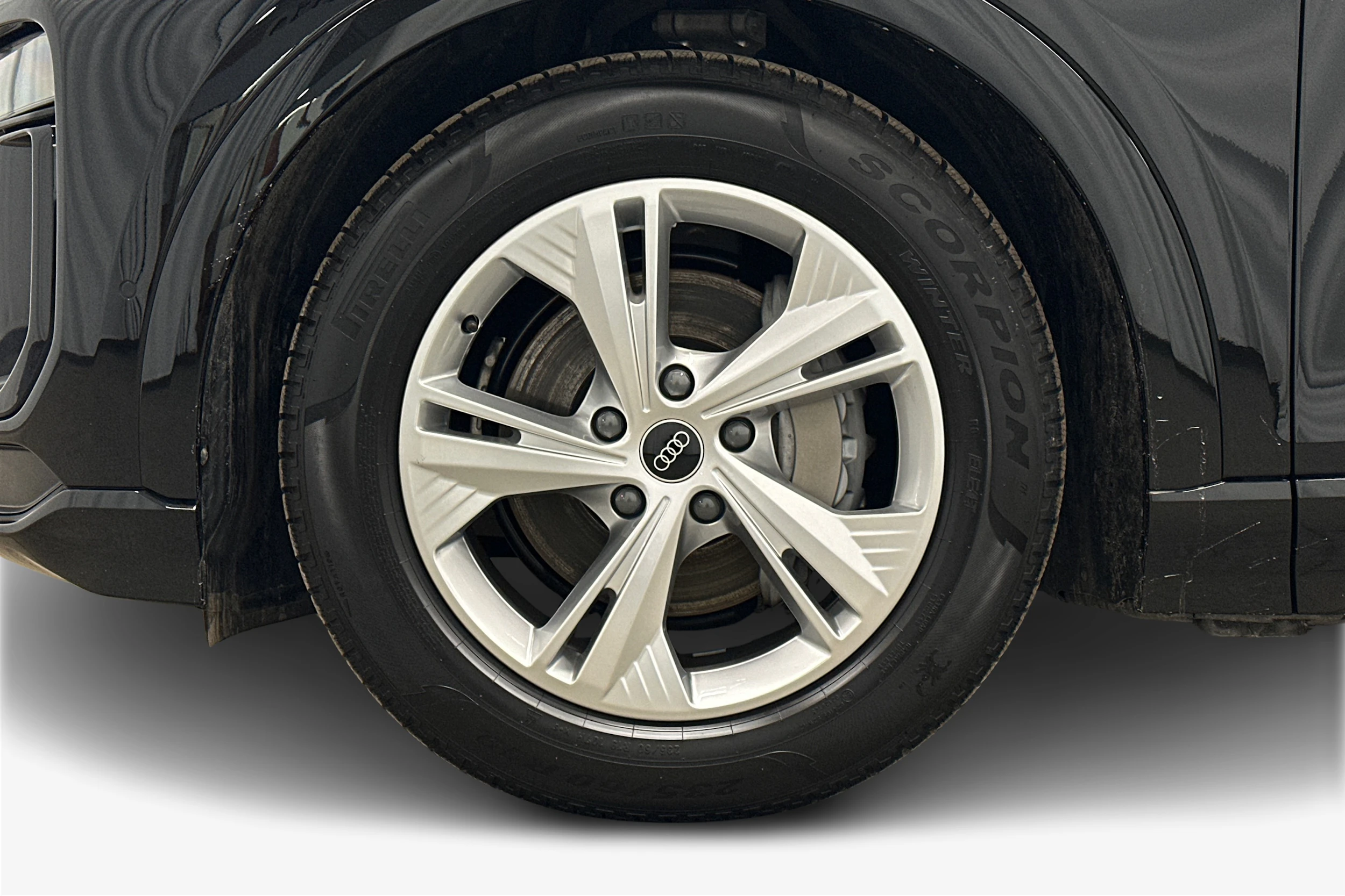 musta Audi Q6 e-tron 2025 kuva 9.