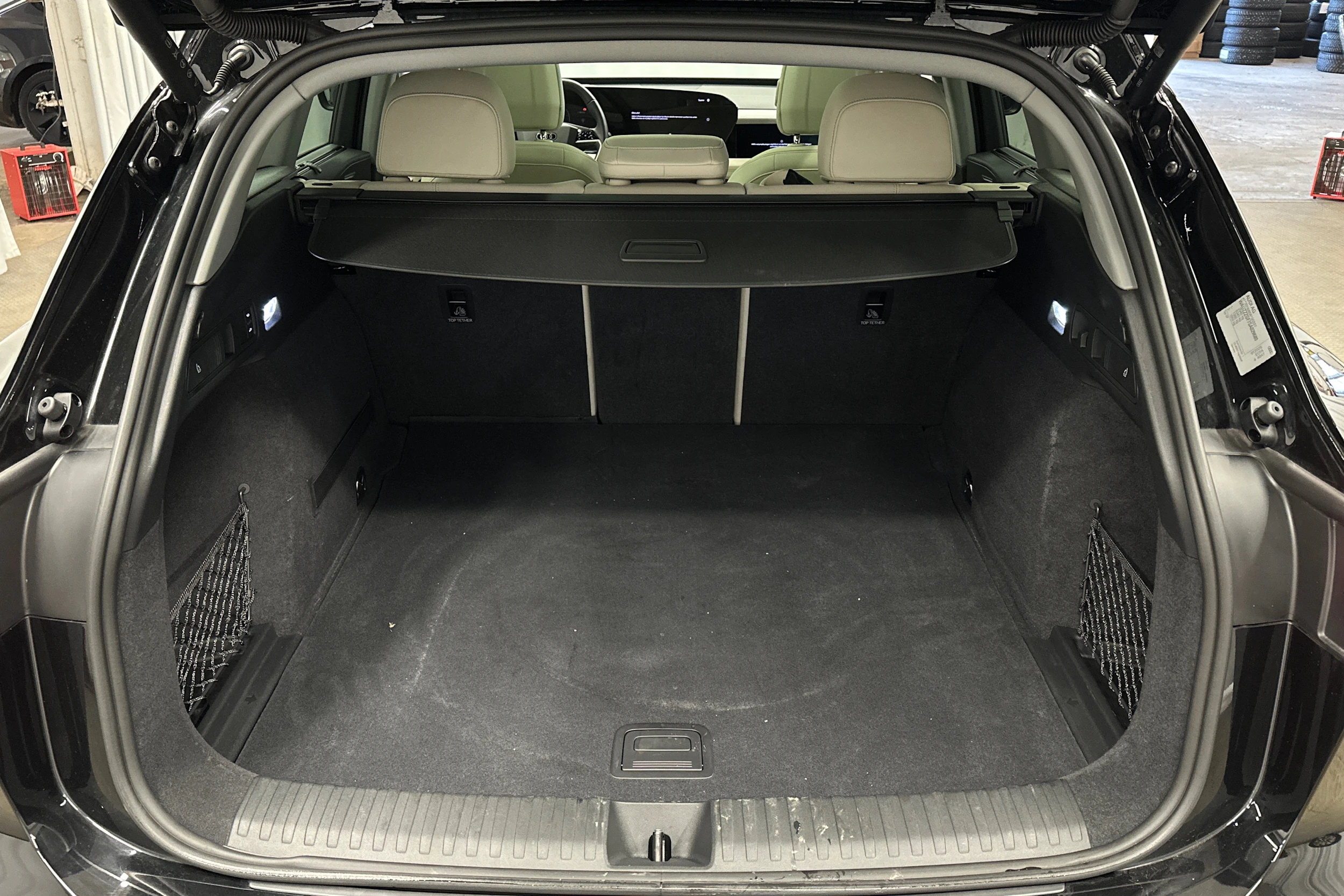 musta Audi Q6 e-tron 2025 kuva 11.