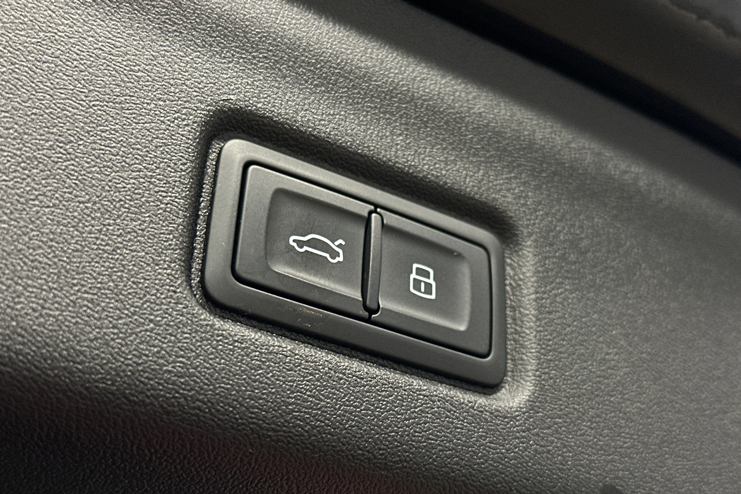 musta Audi Q6 e-tron 2025 kuva 12.