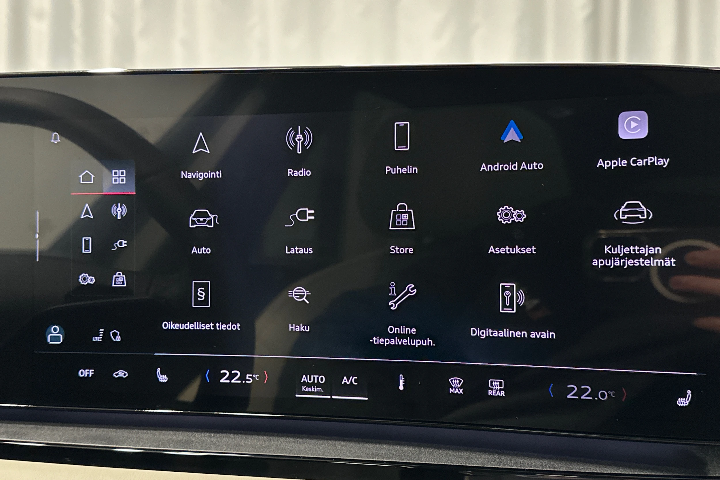 musta Audi Q6 e-tron 2025 kuva 24.