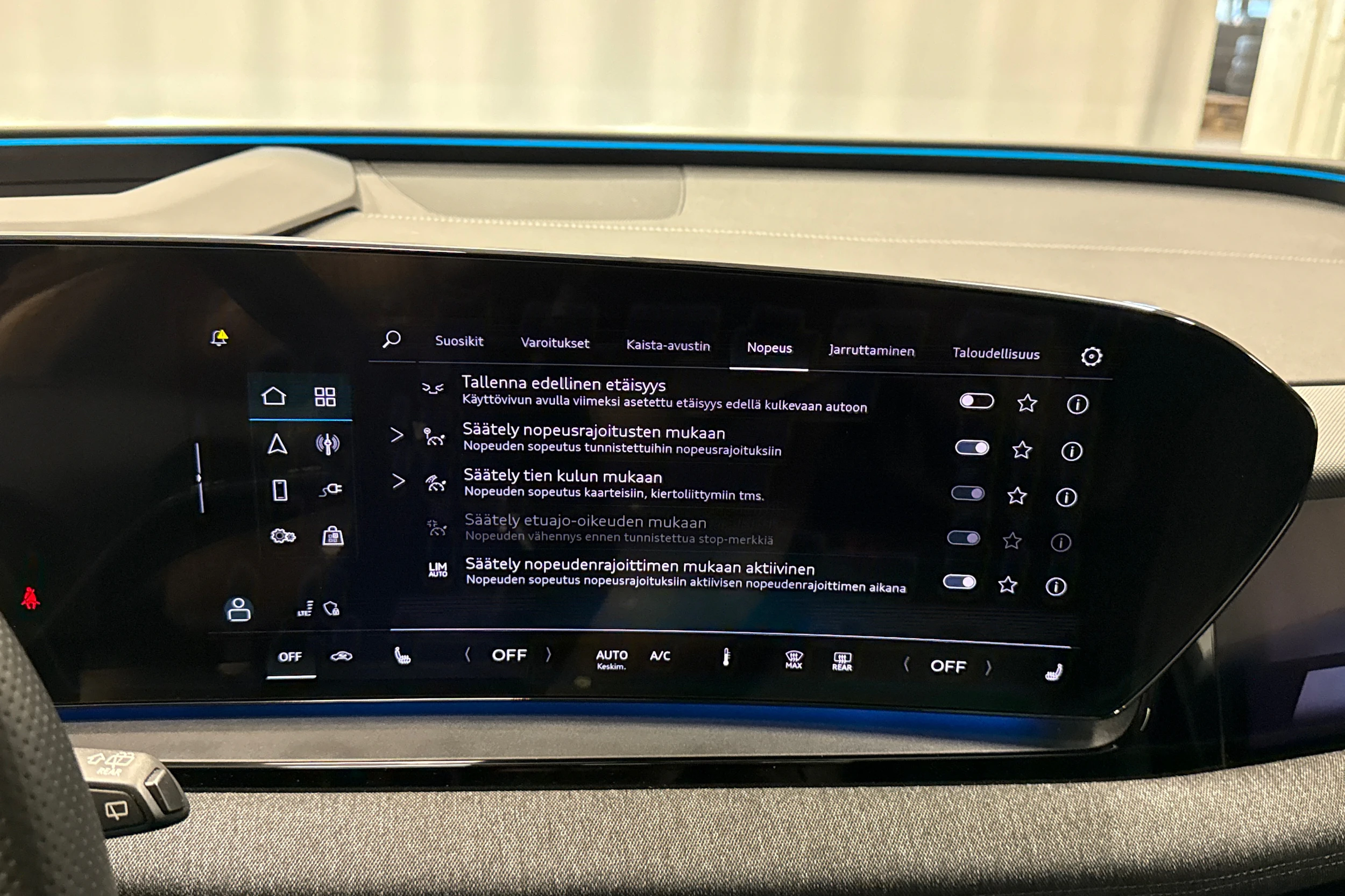 harmaa Audi Q6 e-tron 2025 kuva 21.