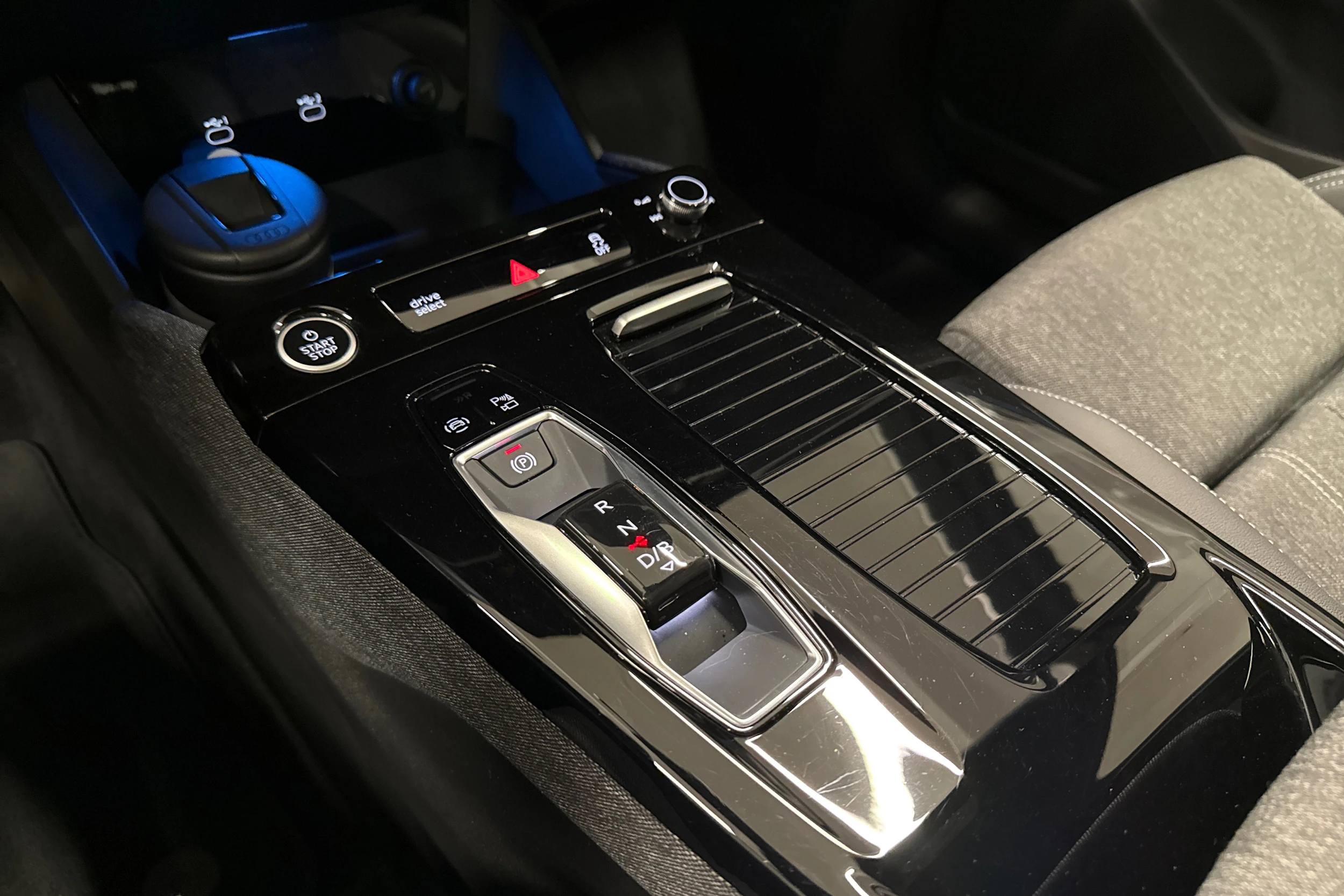 harmaa Audi Q6 e-tron 2025 kuva 25.