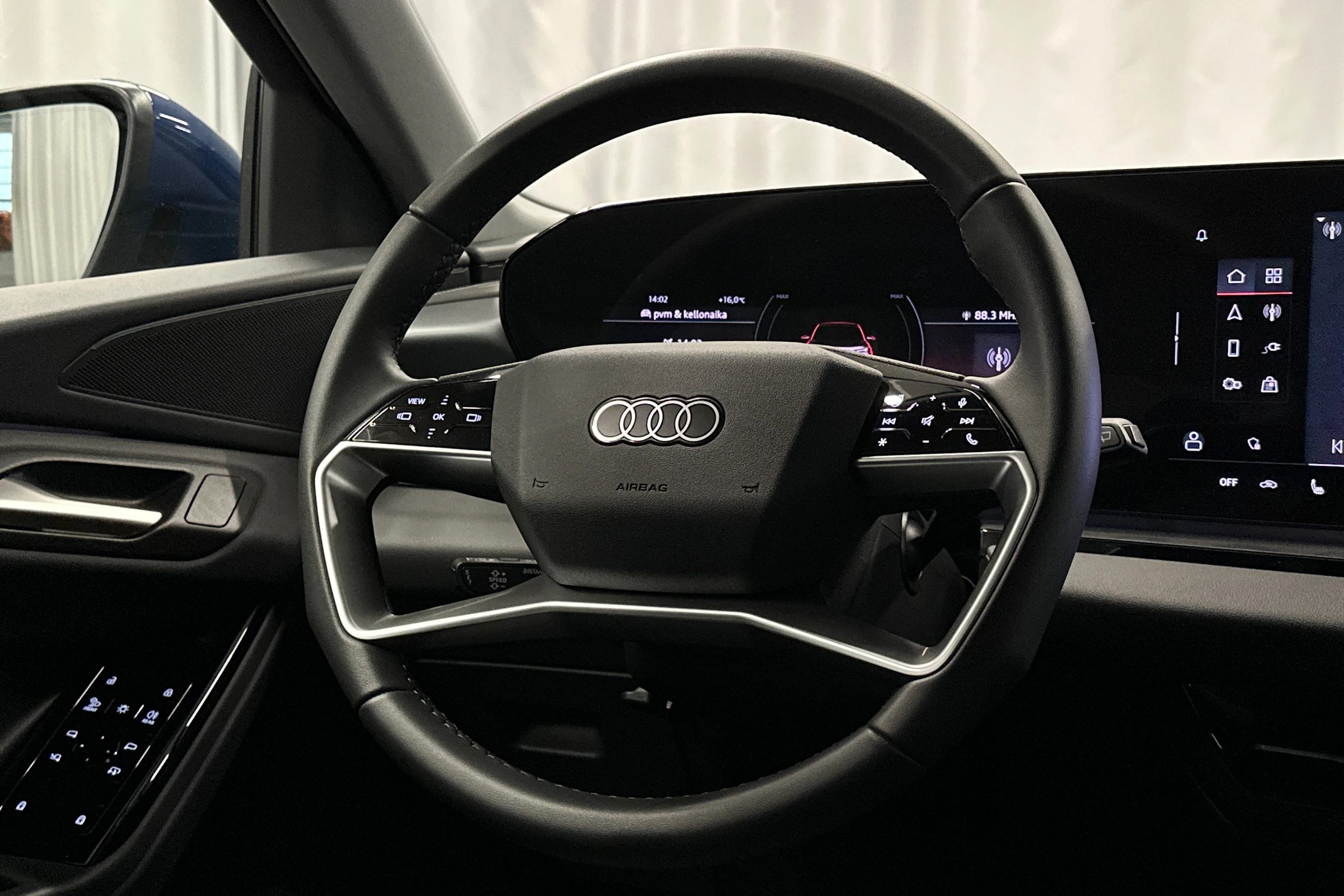 sininen Audi Q6 e-tron 2025 kuva 16.