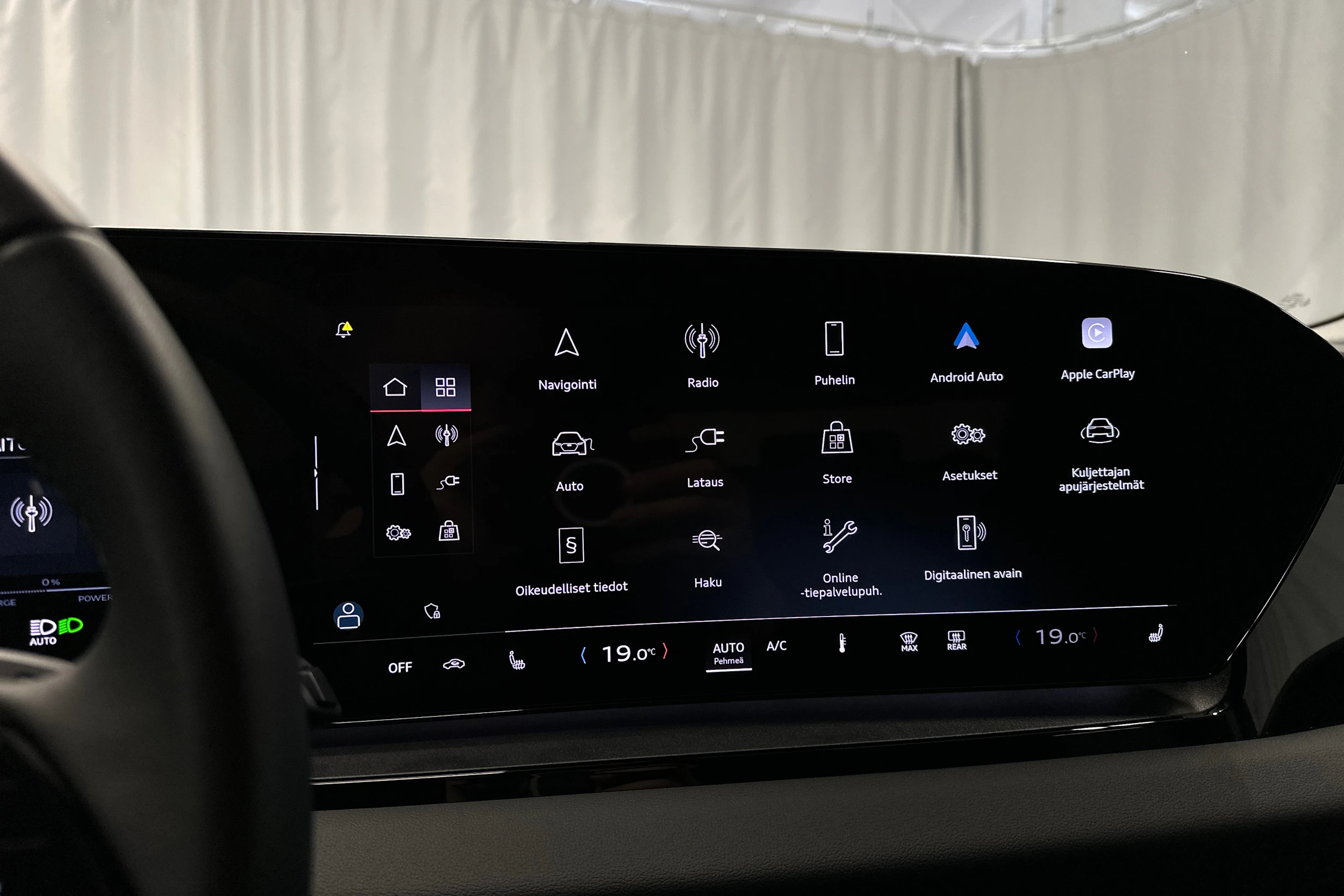 sininen Audi Q6 e-tron 2025 kuva 18.