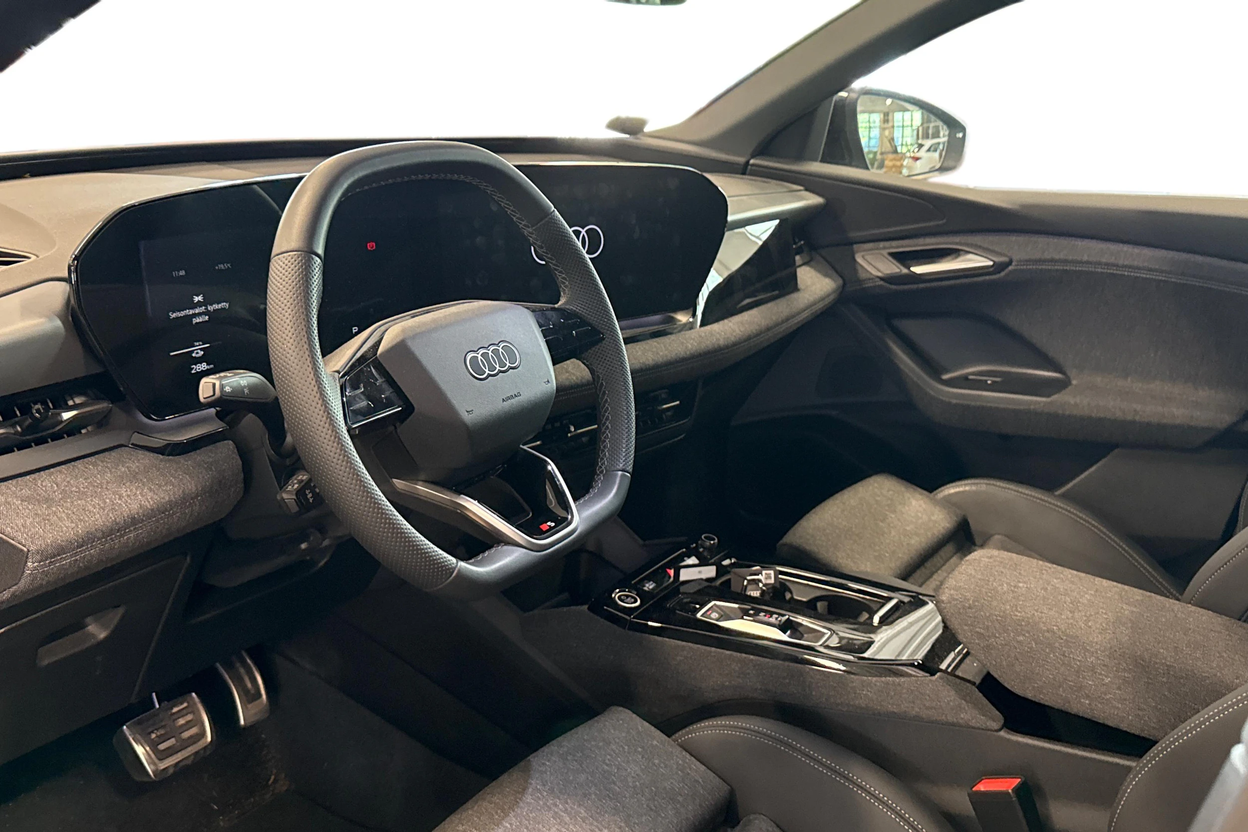 musta Audi Q6 e-tron 2025 kuva 3.