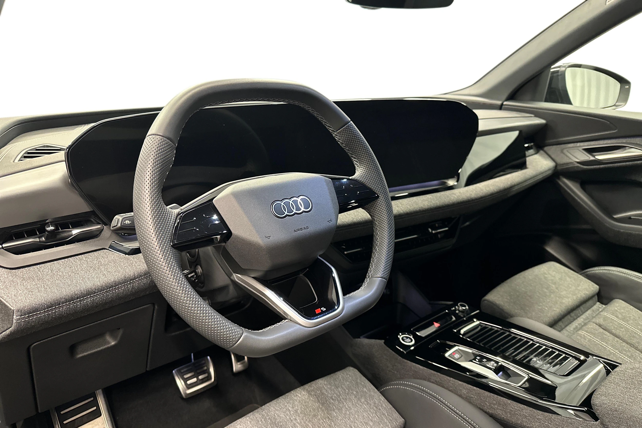 musta Audi Q6 e-tron 2025 kuva 6.