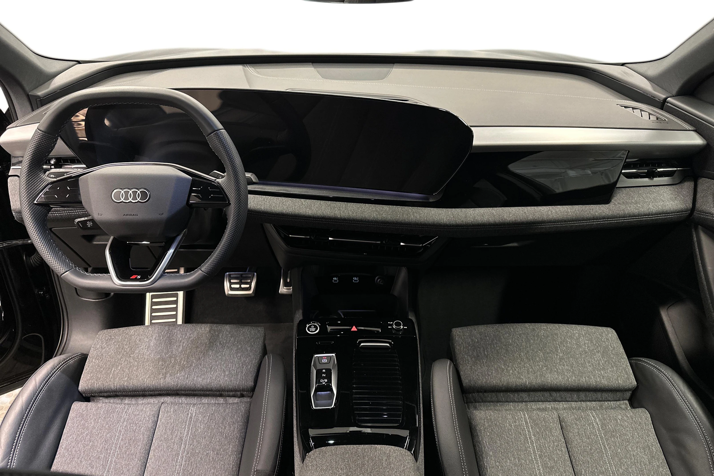 musta Audi Q6 e-tron 2025 kuva 7.
