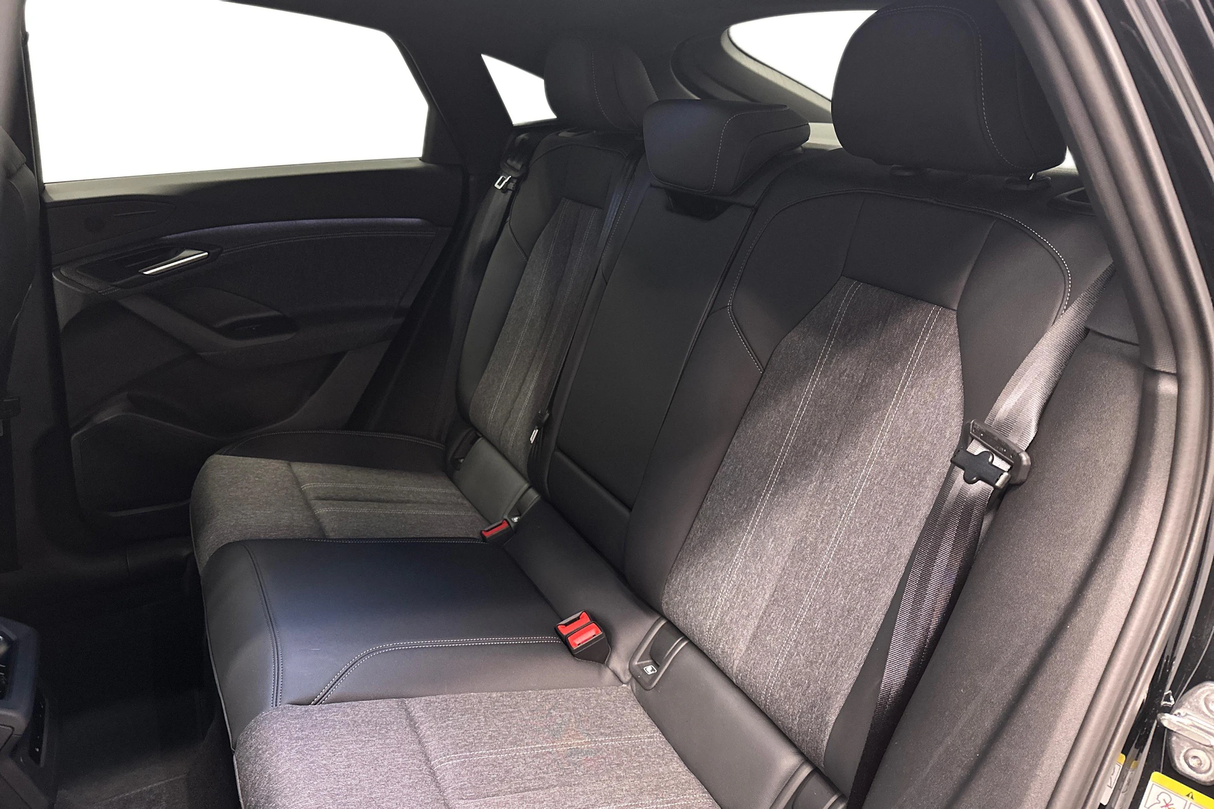 musta Audi Q6 e-tron 2025 kuva 8.