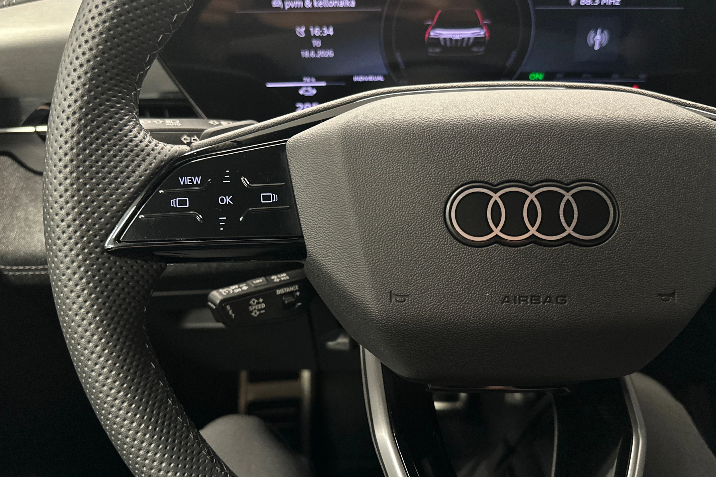musta Audi Q6 e-tron 2025 kuva 11.
