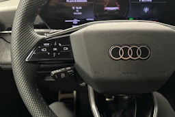 musta Audi Q6 e-tron 2025 kuva 11.