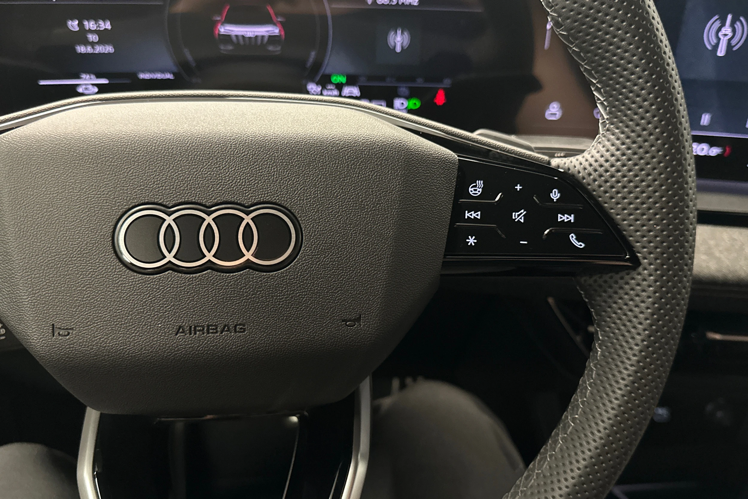 musta Audi Q6 e-tron 2025 kuva 12.