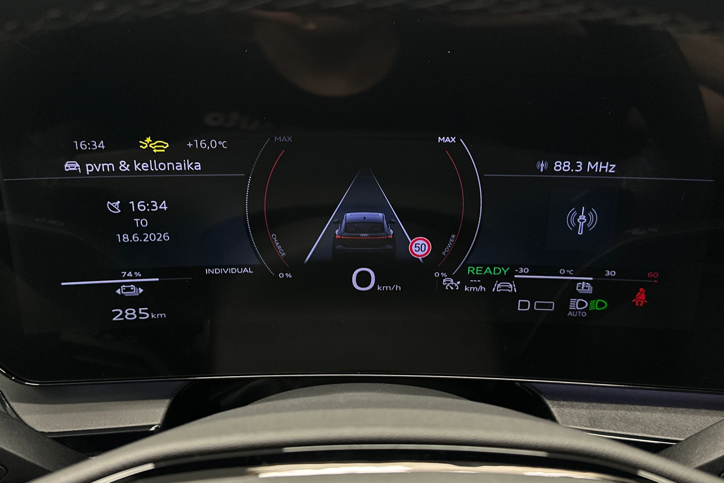 musta Audi Q6 e-tron 2025 kuva 13.
