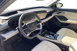 harmaa Audi Q6 e-tron 2025 kuva 6.