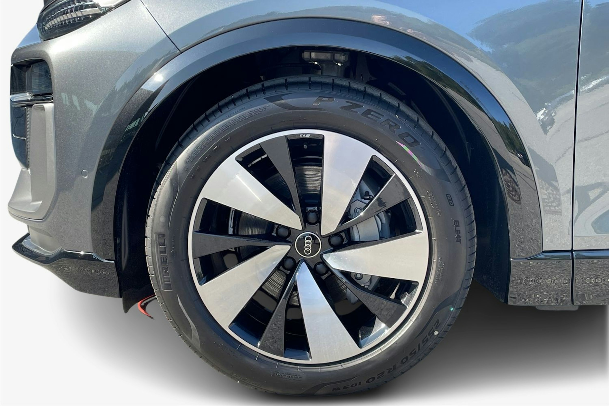 harmaa Audi Q6 e-tron 2025 kuva 9.