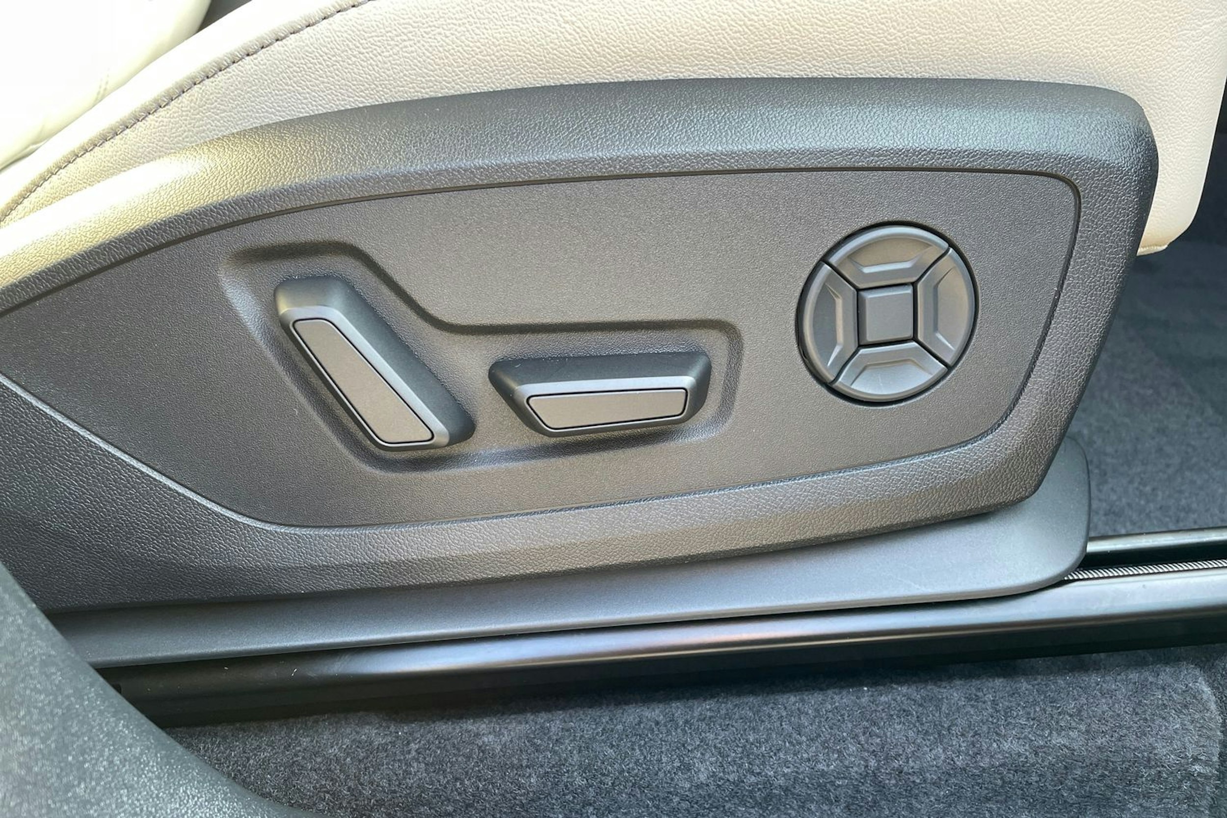 harmaa Audi Q6 e-tron 2025 kuva 19.