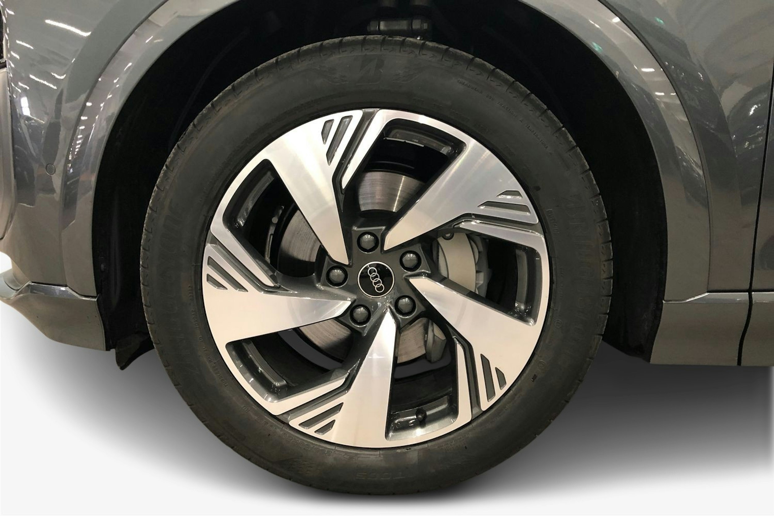 met. harmaa Audi Q6 e-tron 2025 kuva 9.