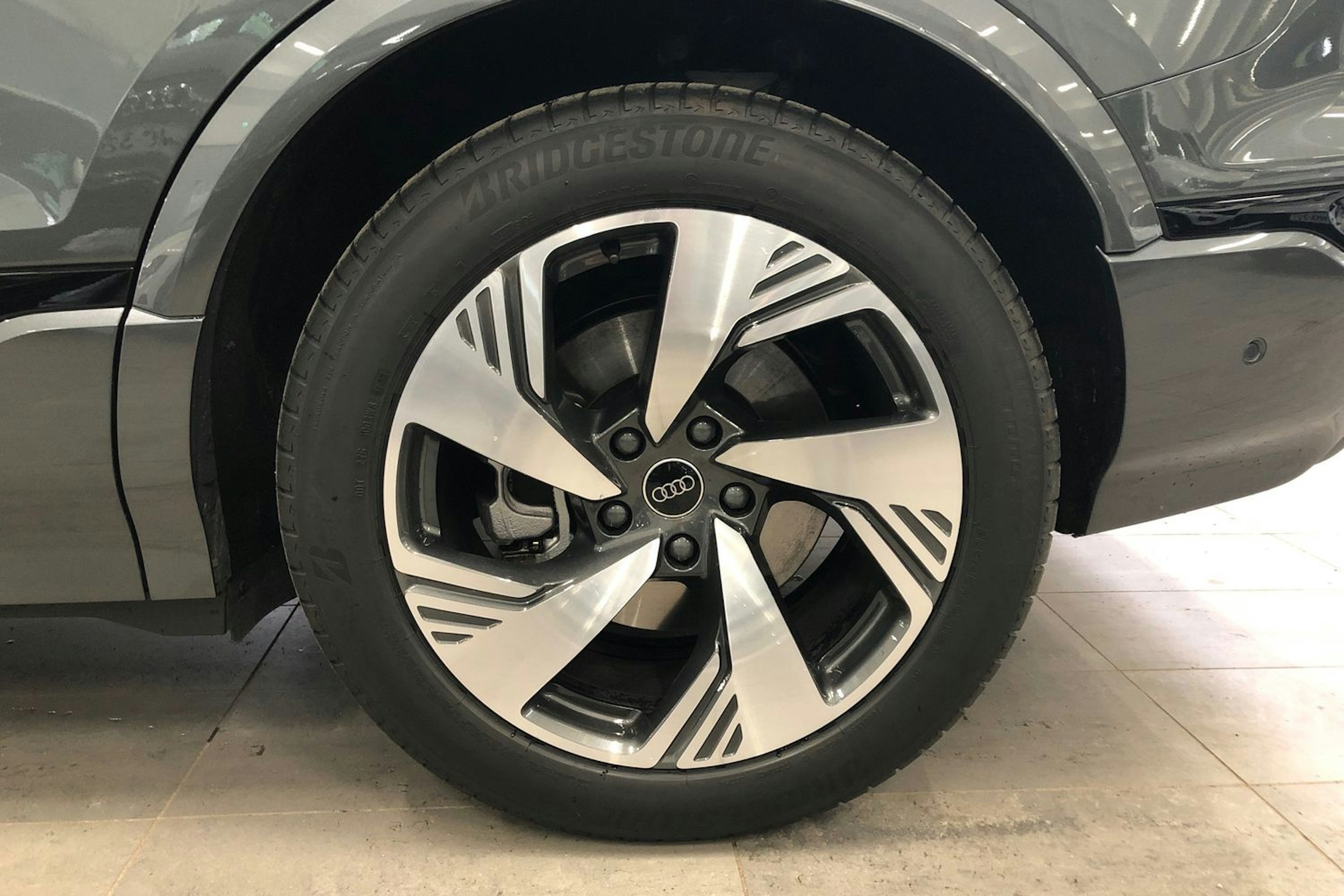 met. harmaa Audi Q6 e-tron 2025 kuva 10.