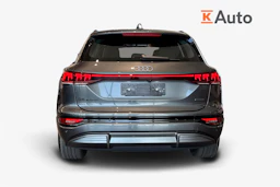harmaa Audi Q6 e-tron 2026 kuva 3.