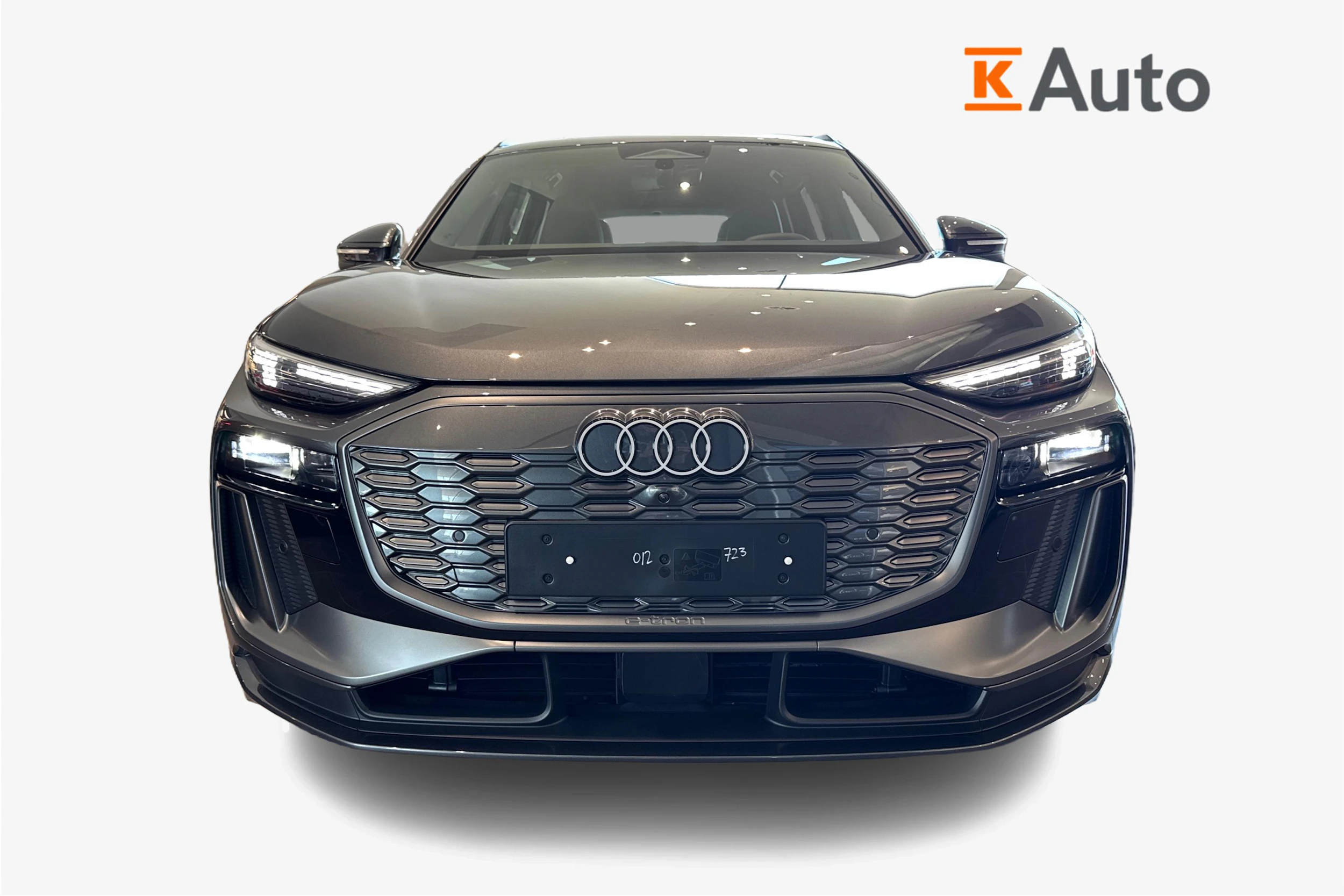 harmaa Audi Q6 e-tron 2026 kuva 4.