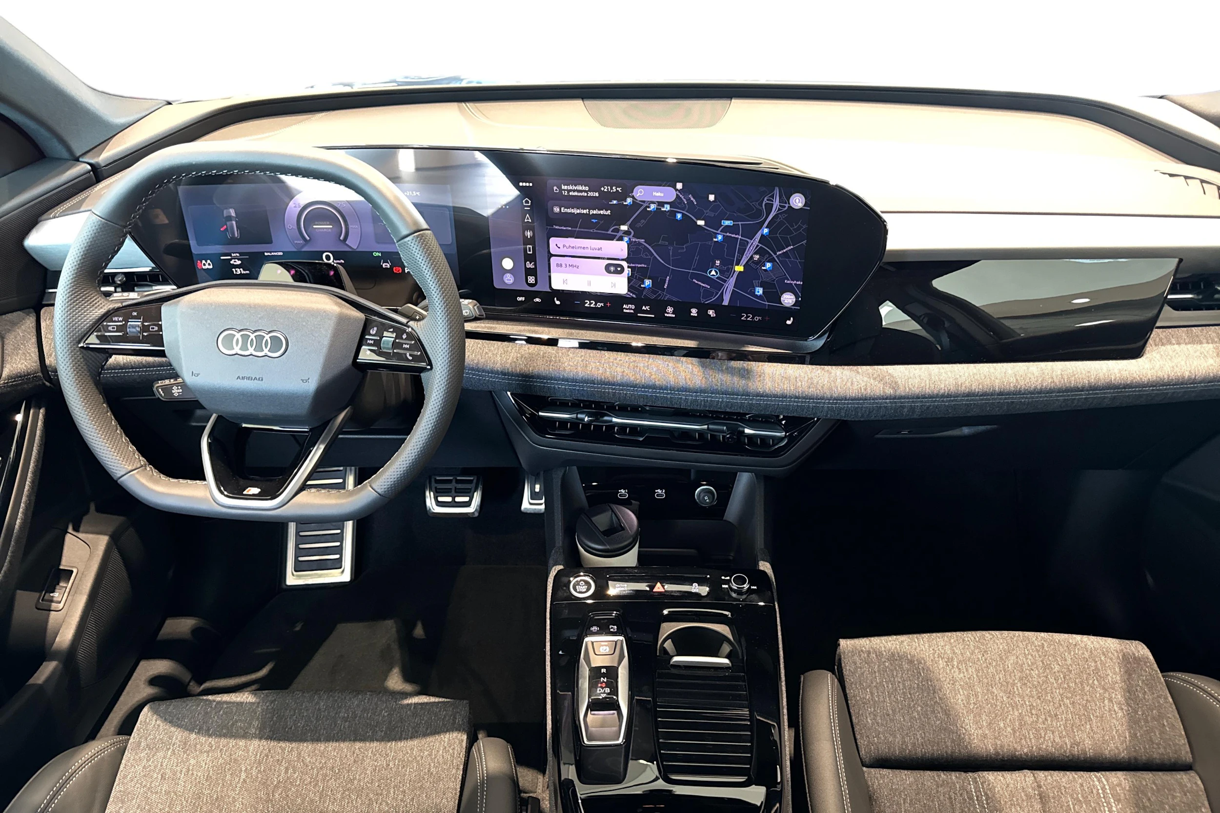 harmaa Audi Q6 e-tron 2026 kuva 7.
