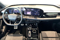harmaa Audi Q6 e-tron 2026 kuva 7.