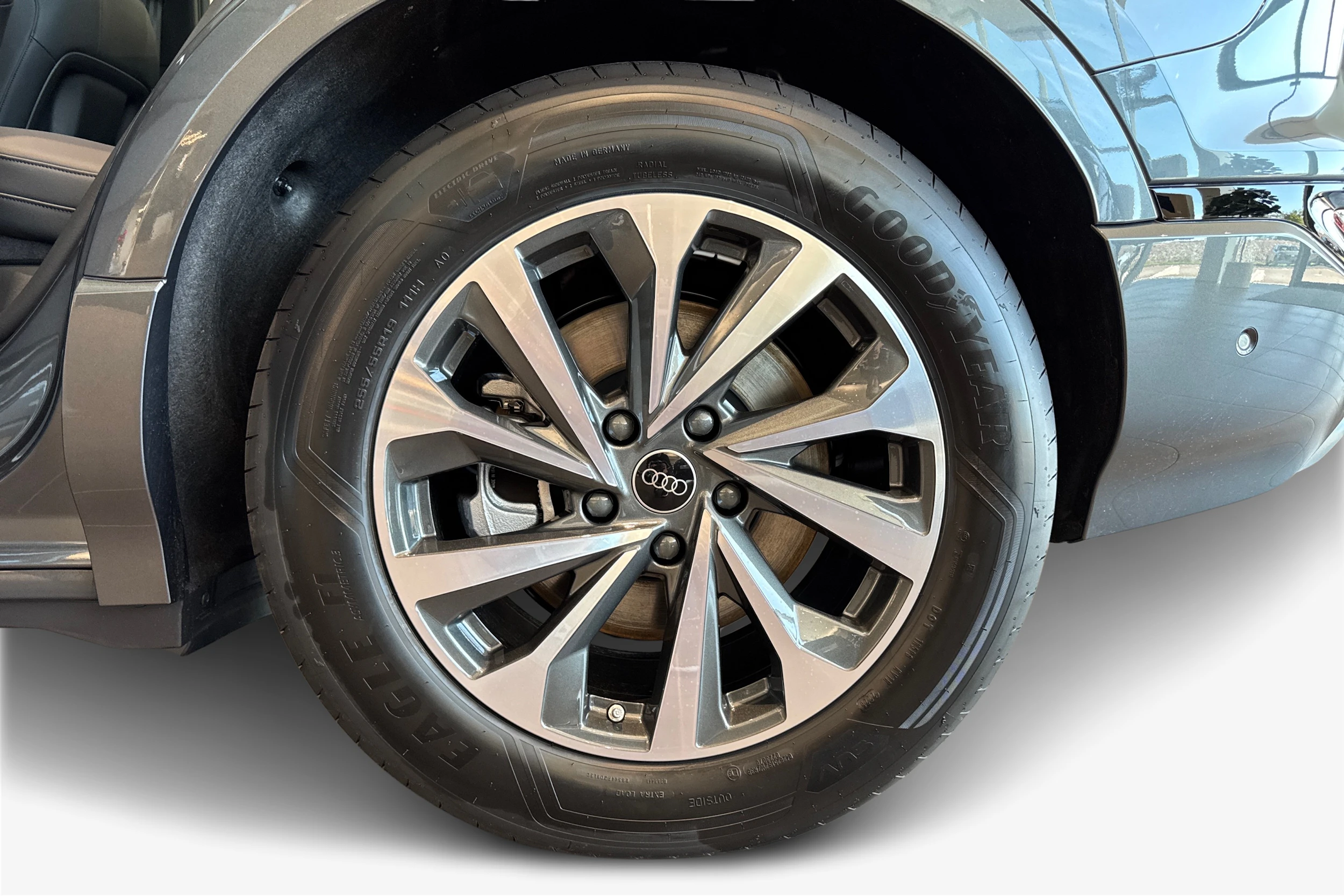 harmaa Audi Q6 e-tron 2026 kuva 9.