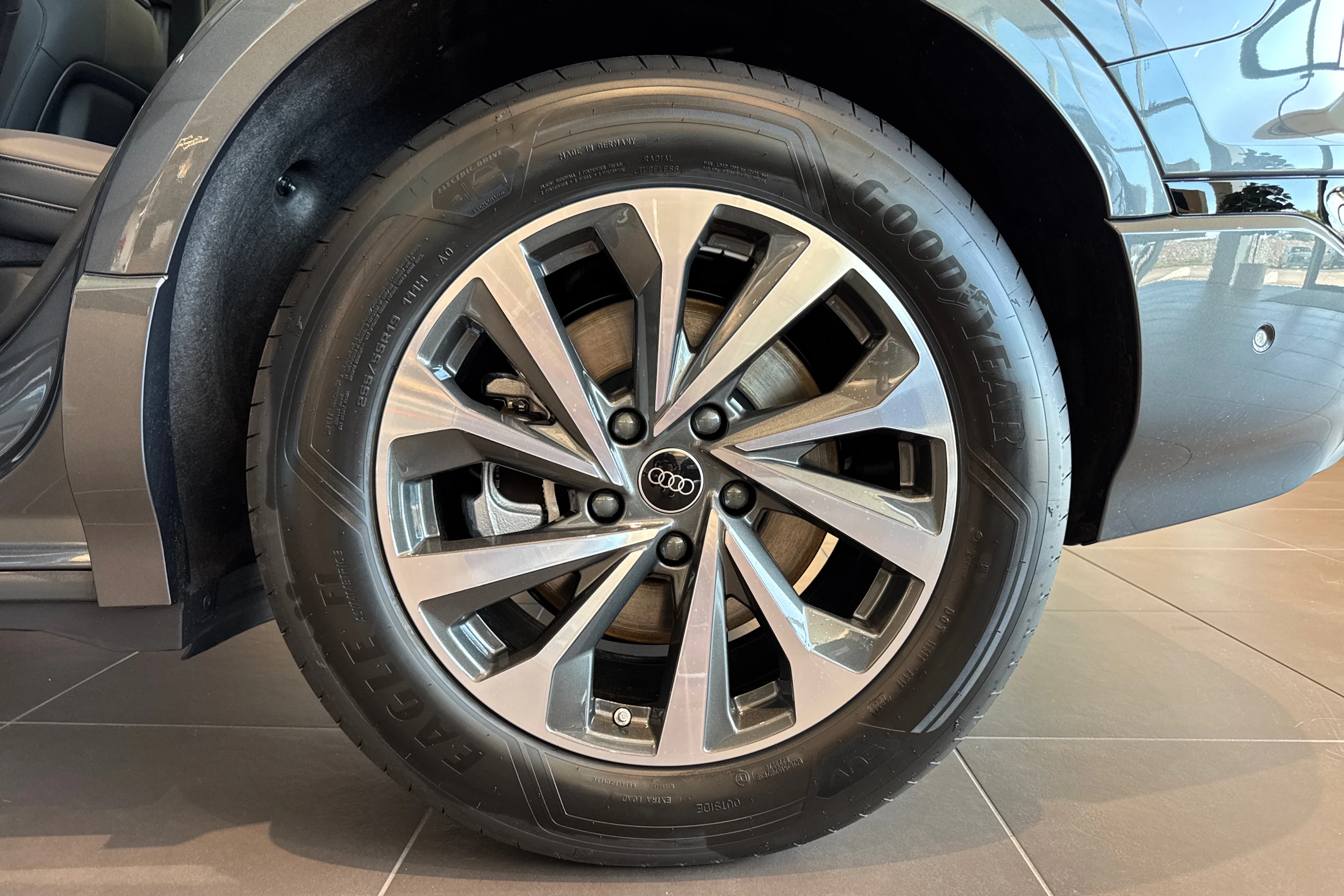 harmaa Audi Q6 e-tron 2026 kuva 10.