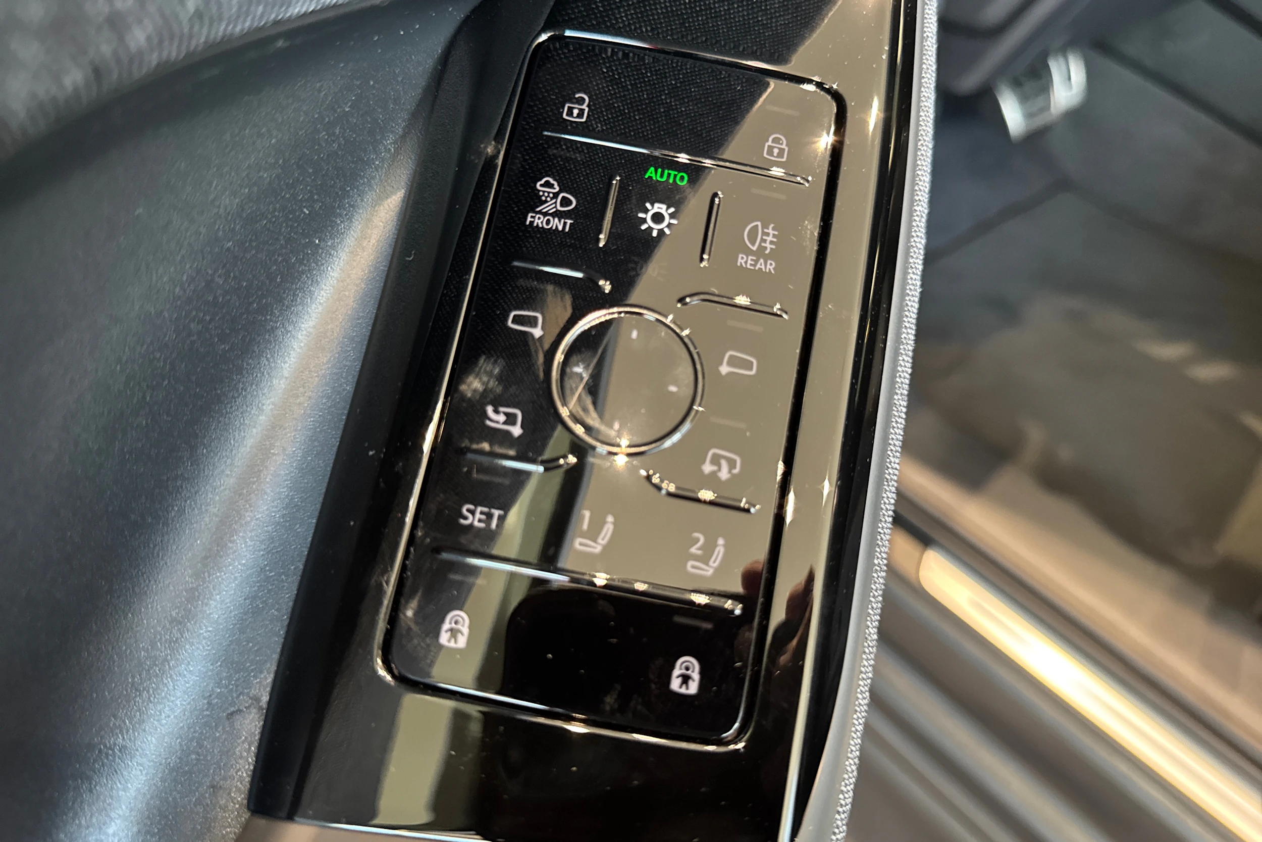 harmaa Audi Q6 e-tron 2026 kuva 12.