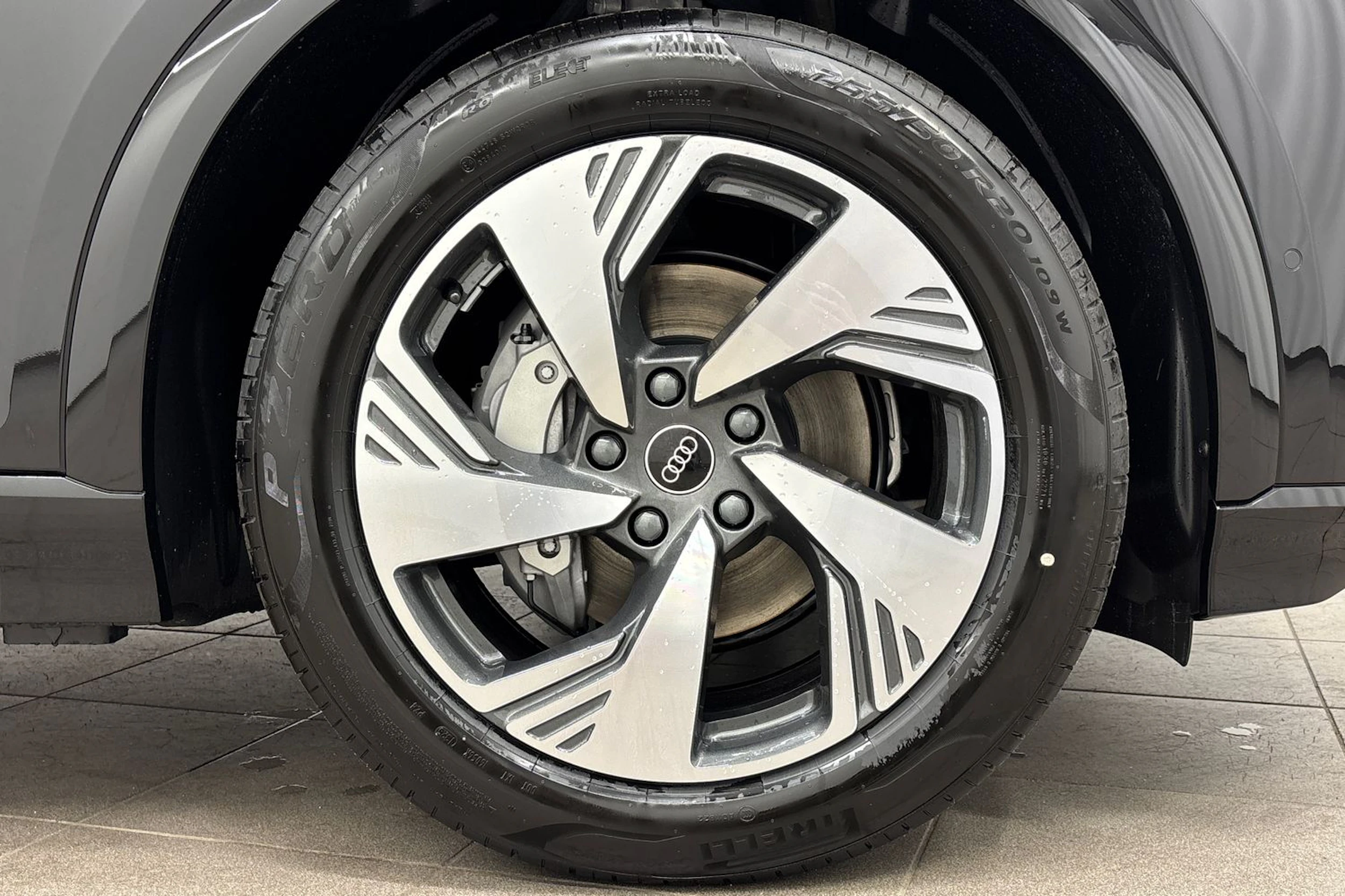 met. musta Audi Q6 e-tron 2026 kuva 10.