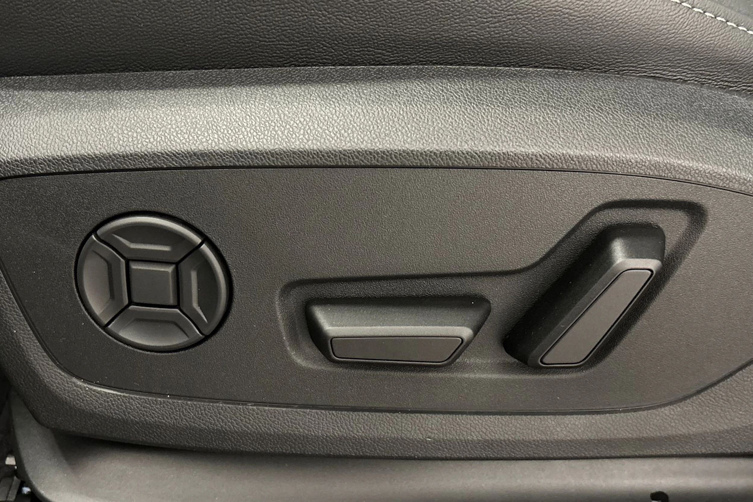 met. musta Audi Q6 e-tron 2026 kuva 12.