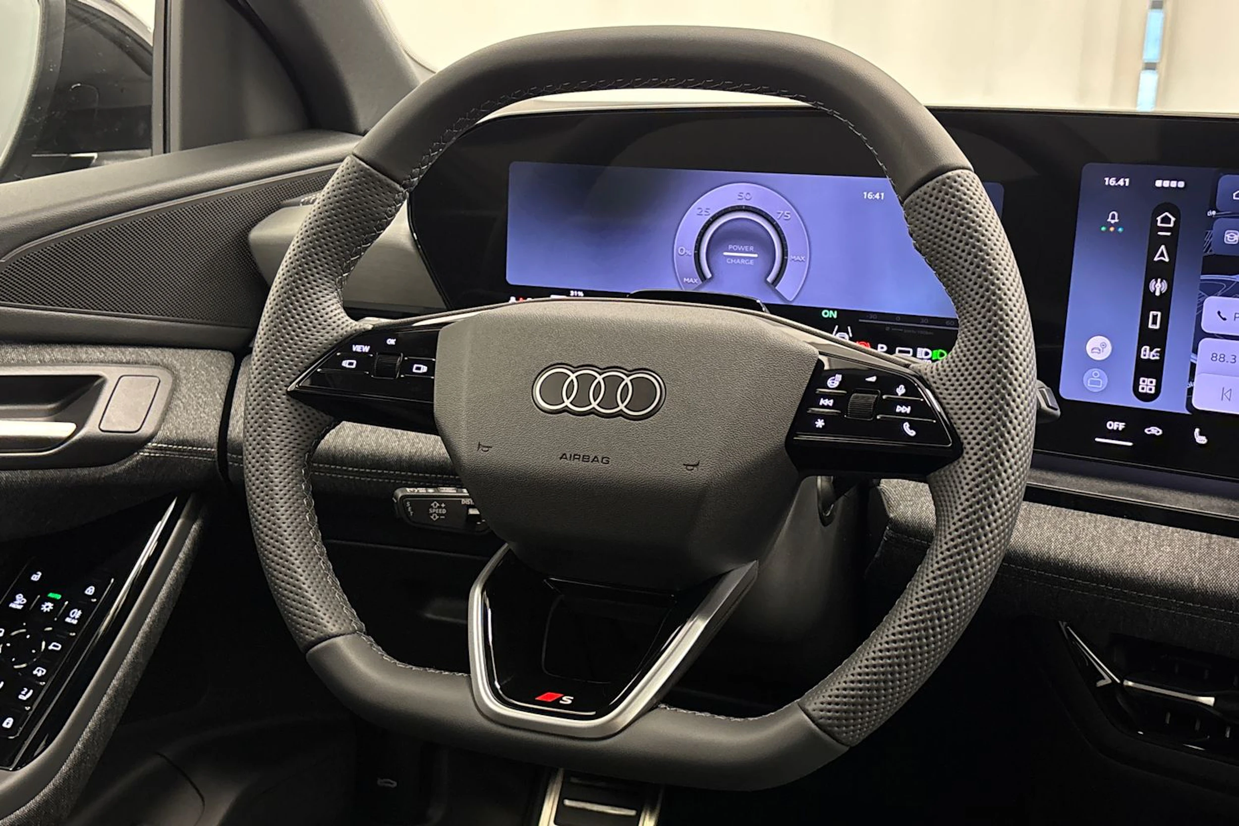 met. musta Audi Q6 e-tron 2026 kuva 14.