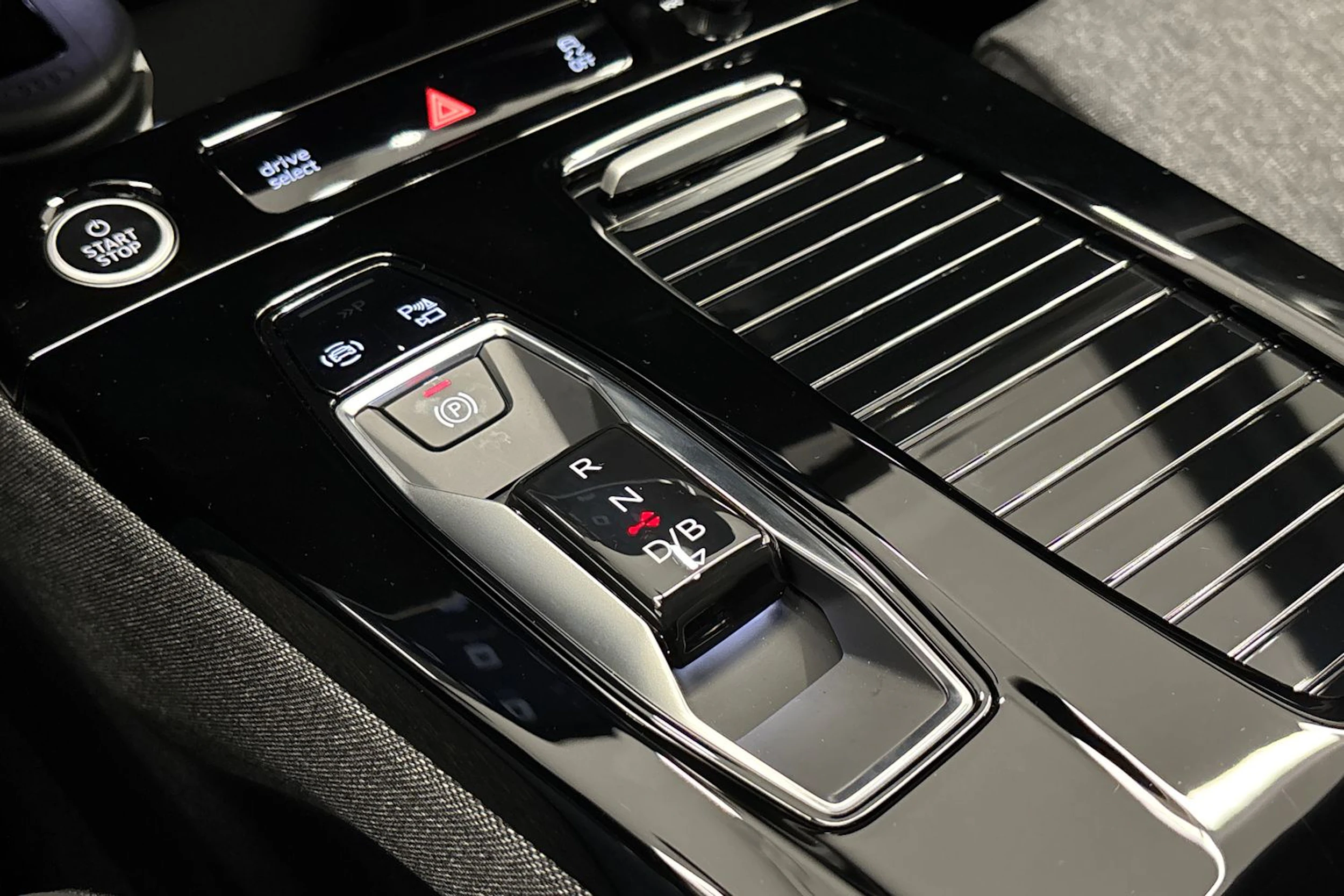 met. musta Audi Q6 e-tron 2026 kuva 29.