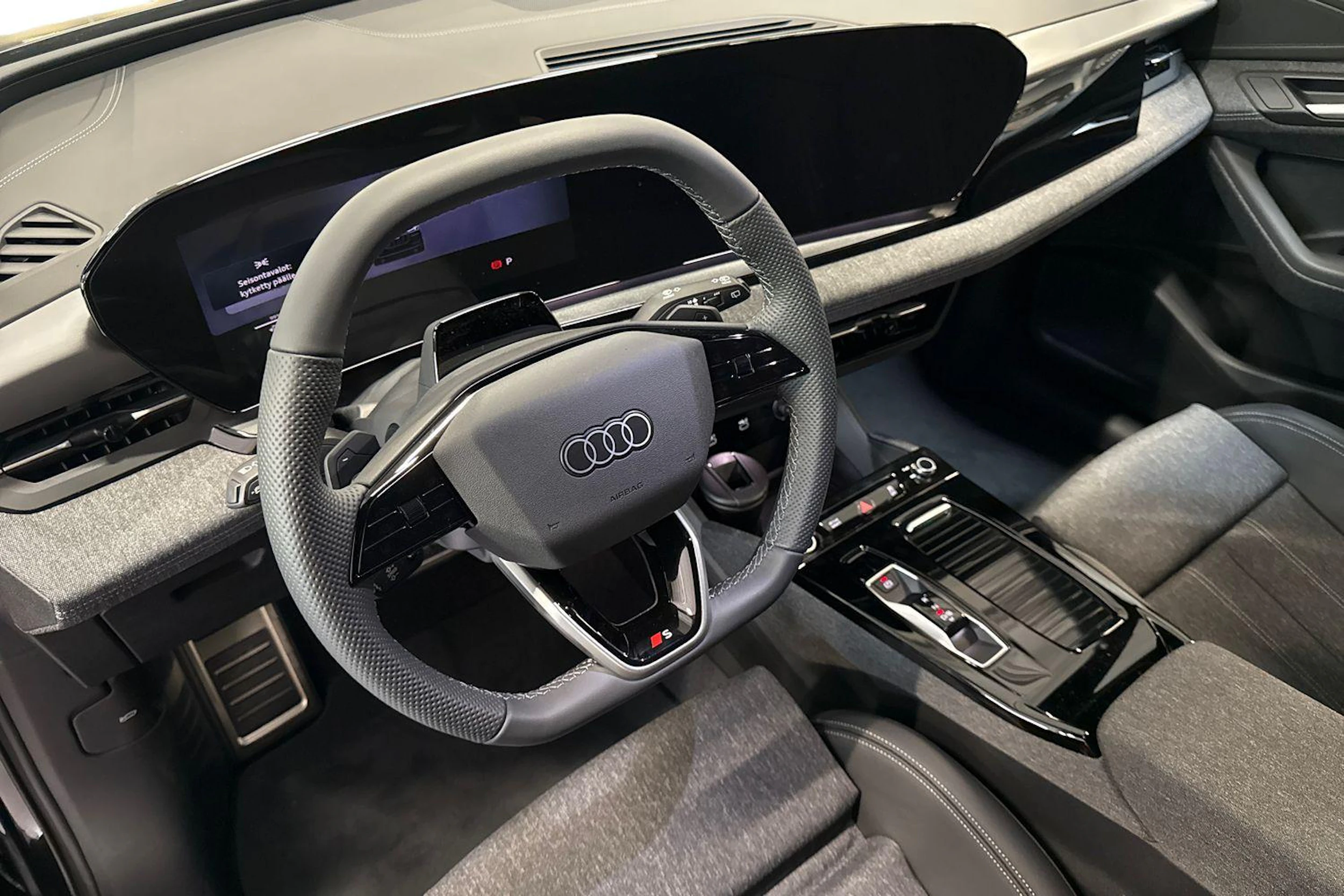 met. musta Audi Q6 e-tron 2026 kuva 6.