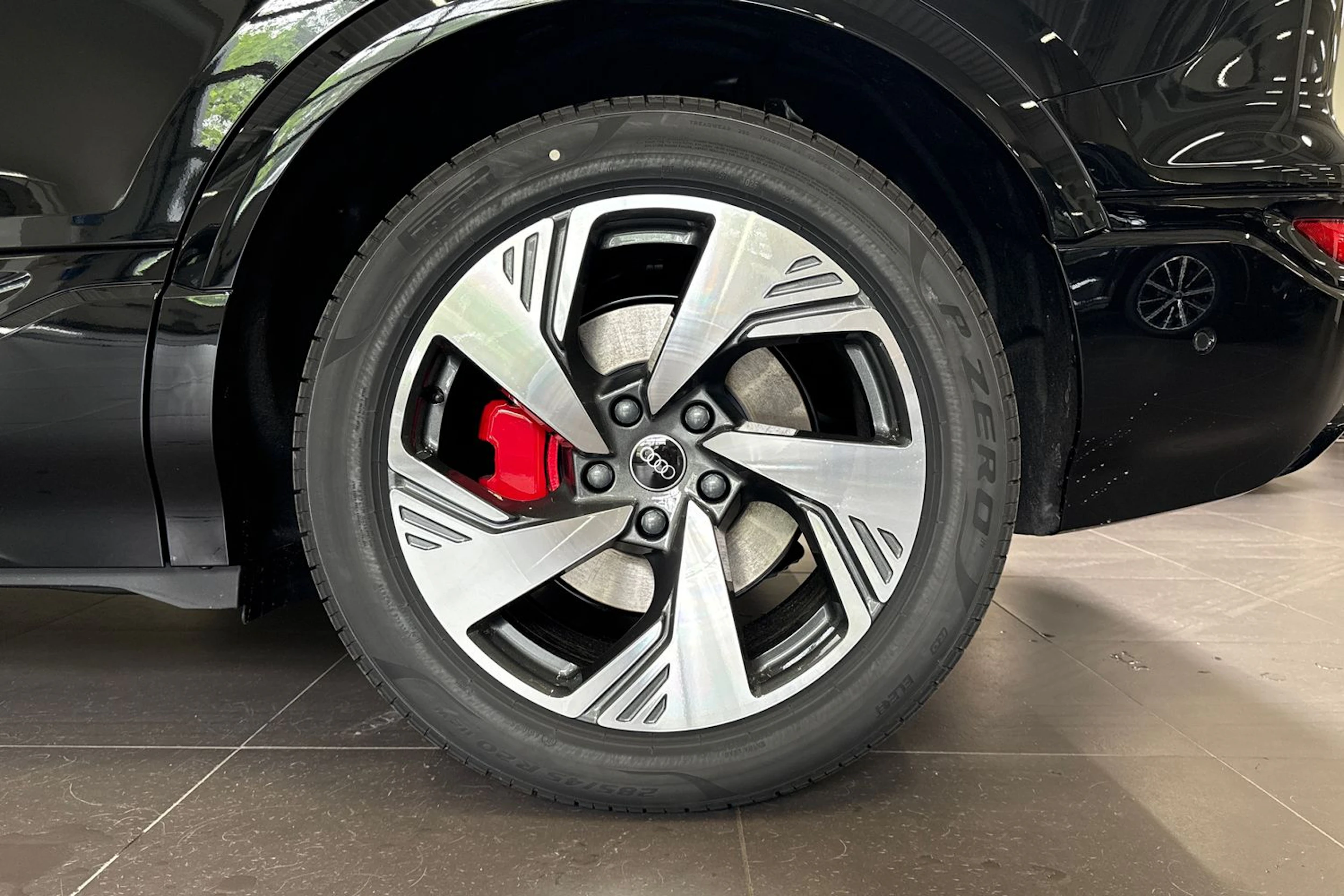 met. musta Audi Q6 e-tron 2026 kuva 10.