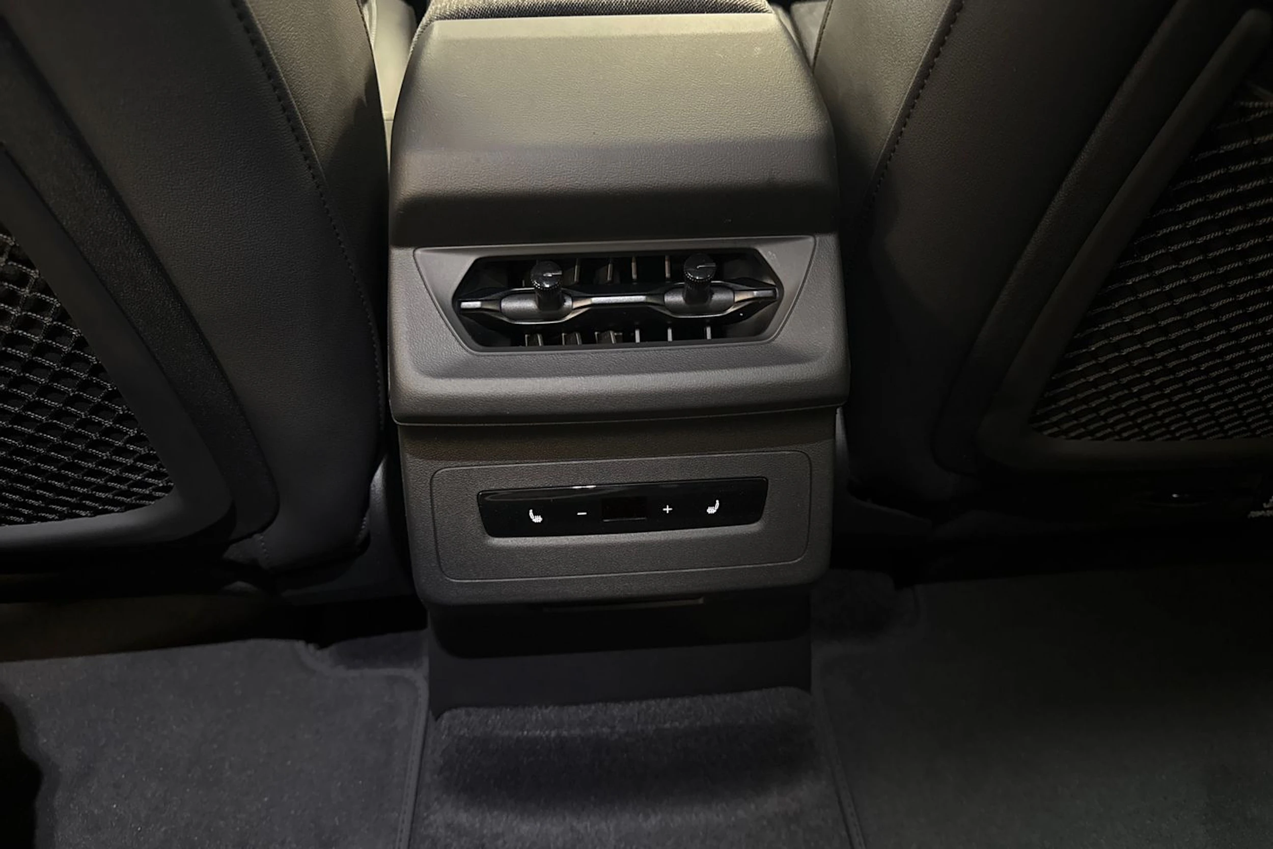 met. musta Audi Q6 e-tron 2026 kuva 15.