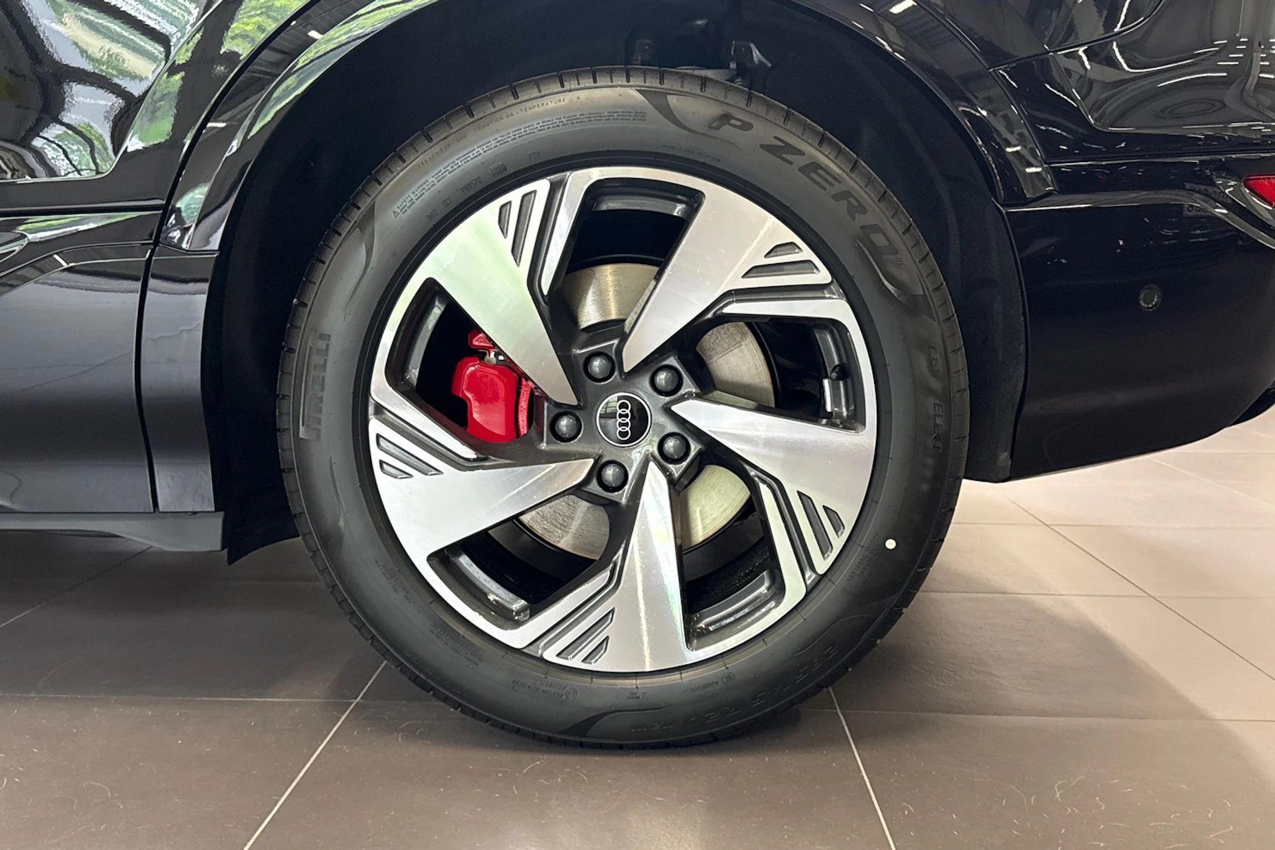 met. musta Audi Q6 e-tron 2026 kuva 10.