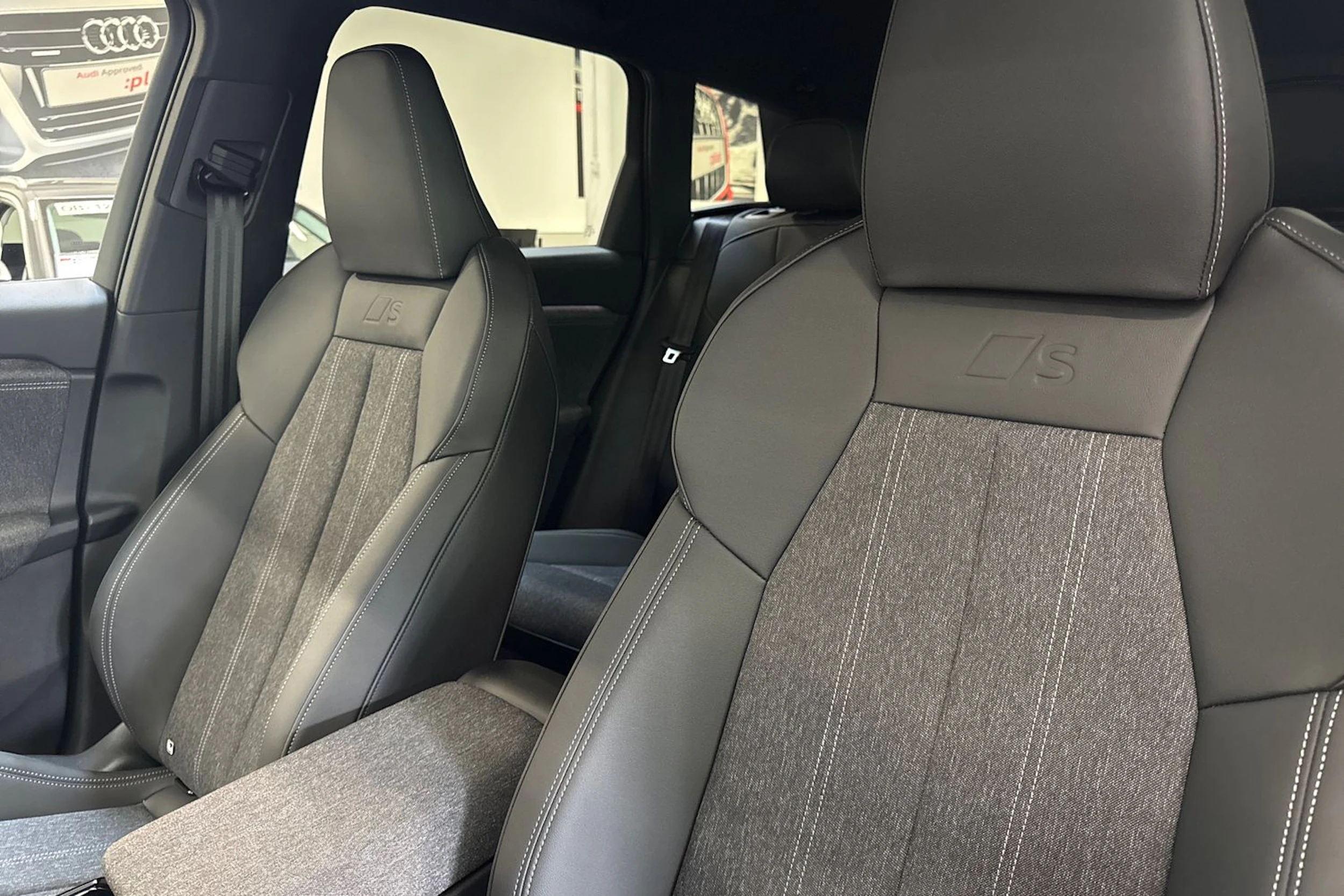 met. musta Audi Q6 e-tron 2026 kuva 13.