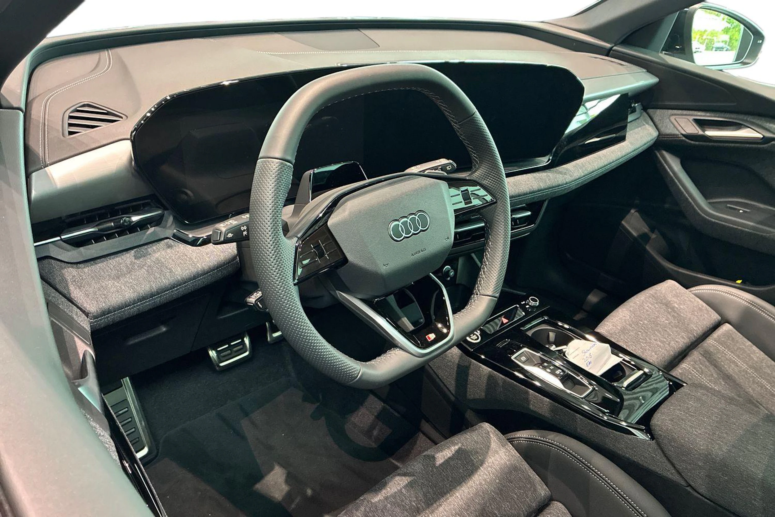 harmaa Audi Q6 e-tron 2026 kuva 6.