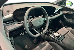 harmaa Audi Q6 e-tron 2026 kuva 6.