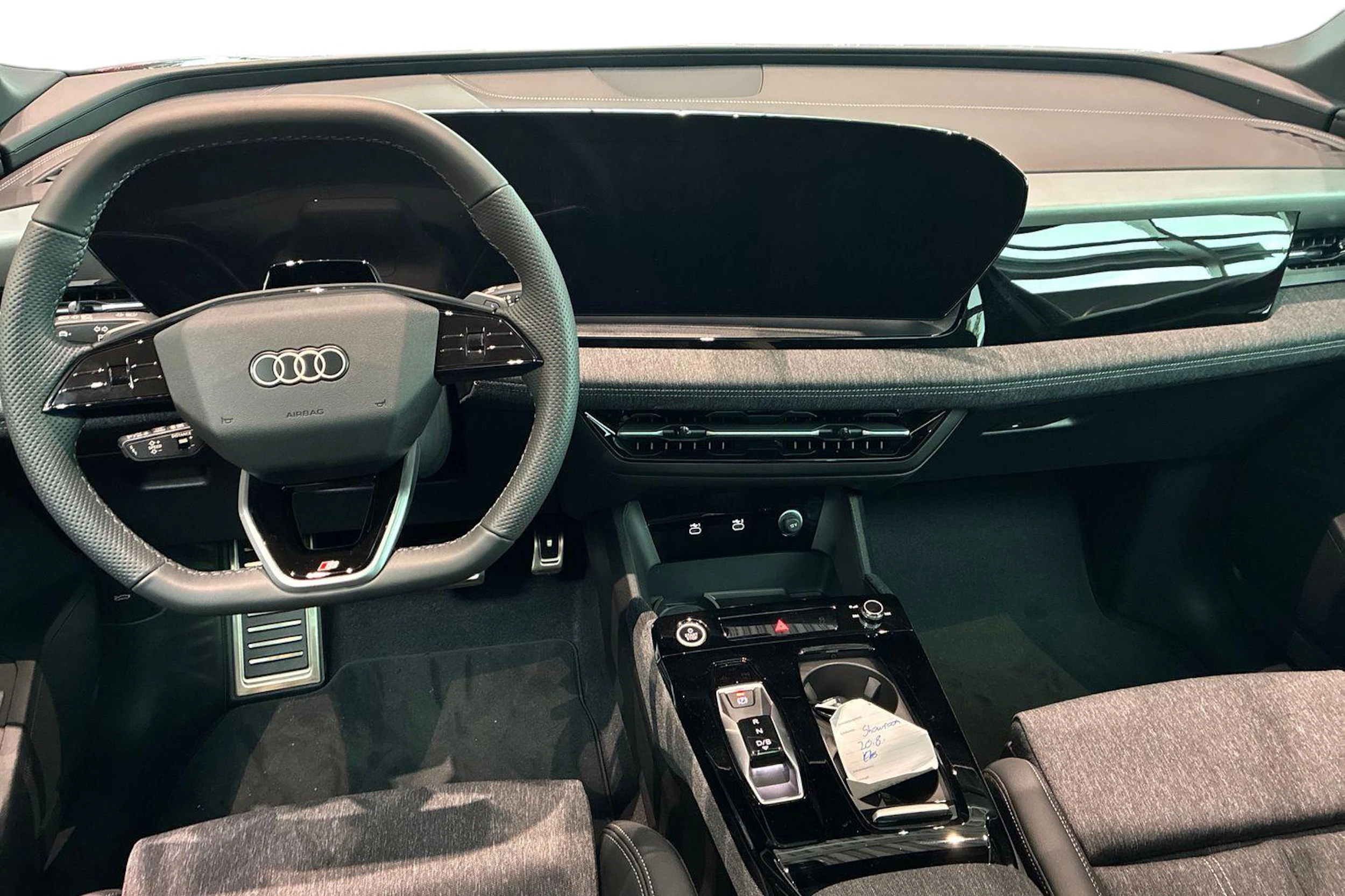harmaa Audi Q6 e-tron 2026 kuva 7.