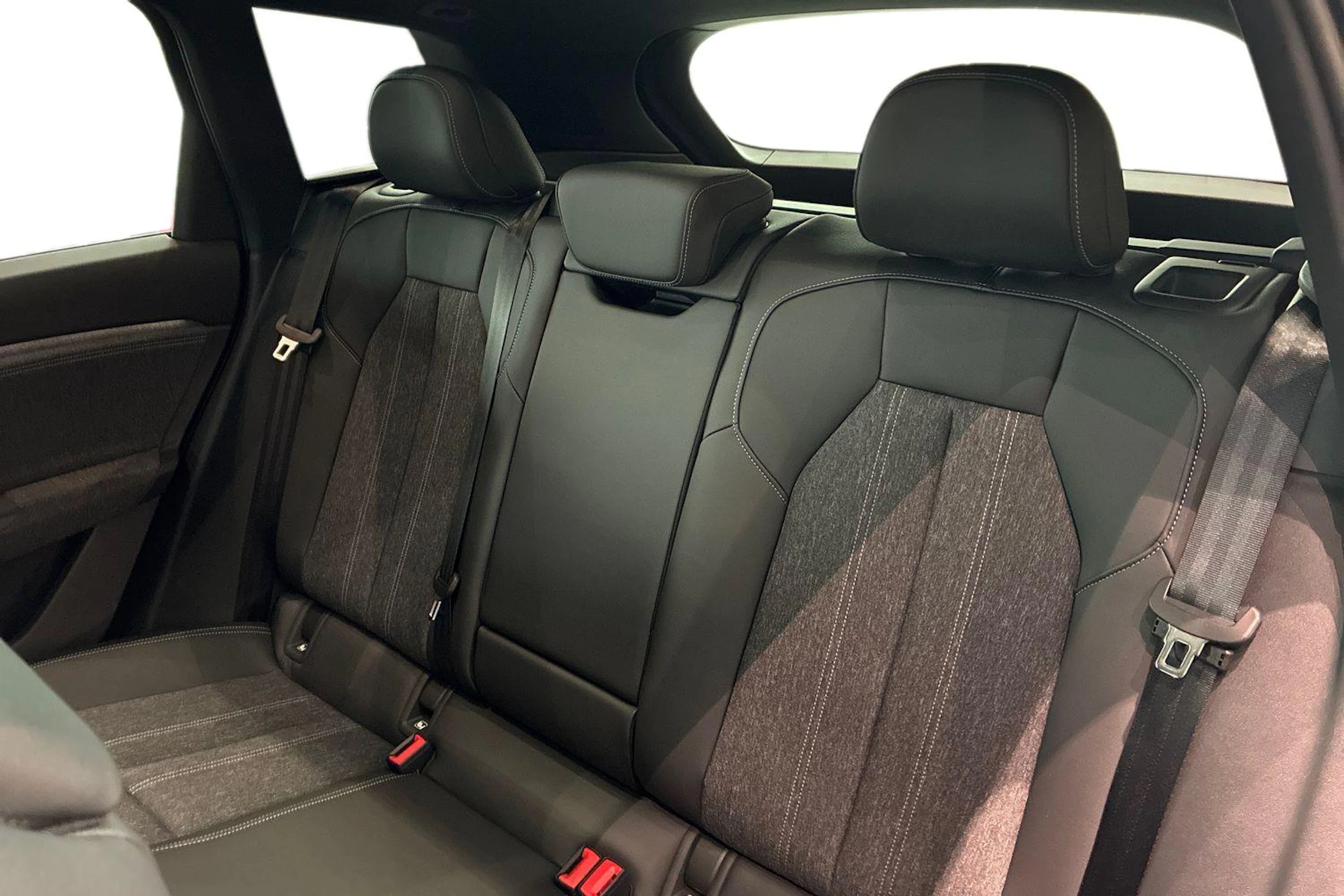 harmaa Audi Q6 e-tron 2026 kuva 8.