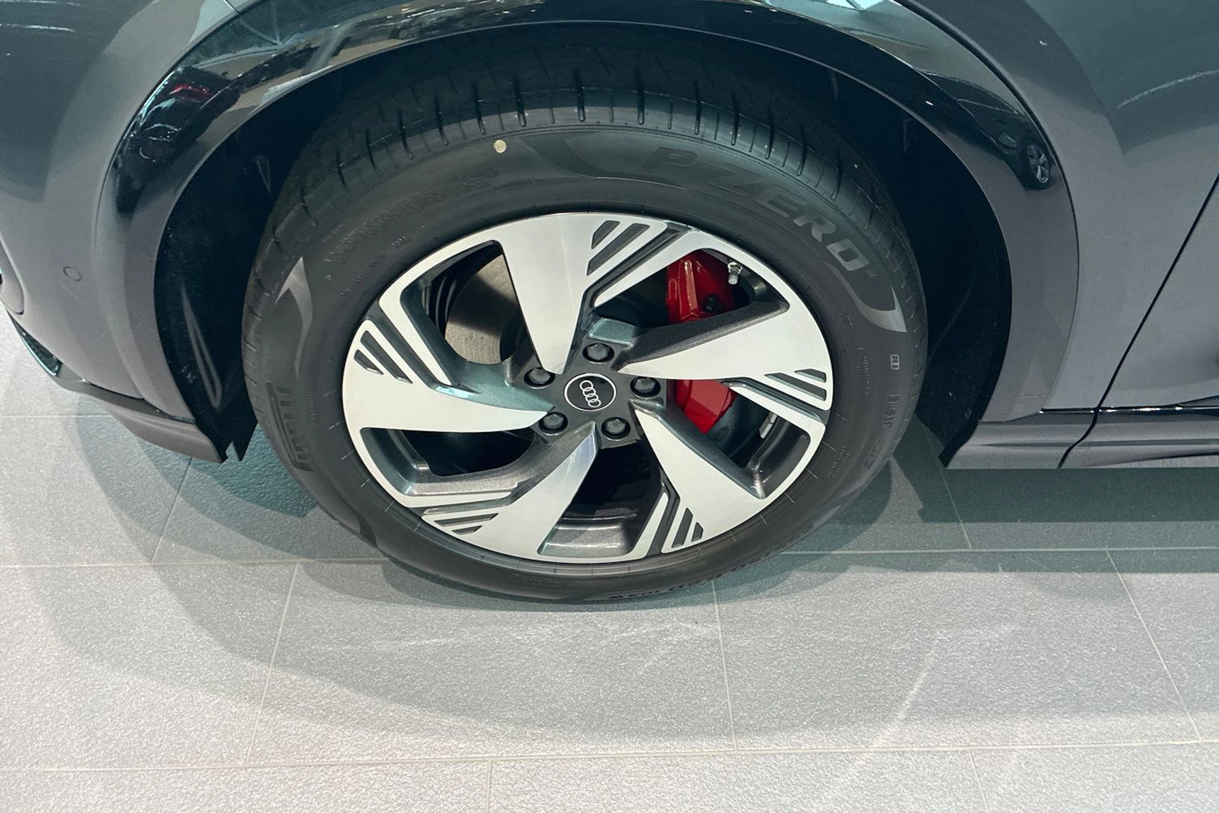 harmaa Audi Q6 e-tron 2026 kuva 10.