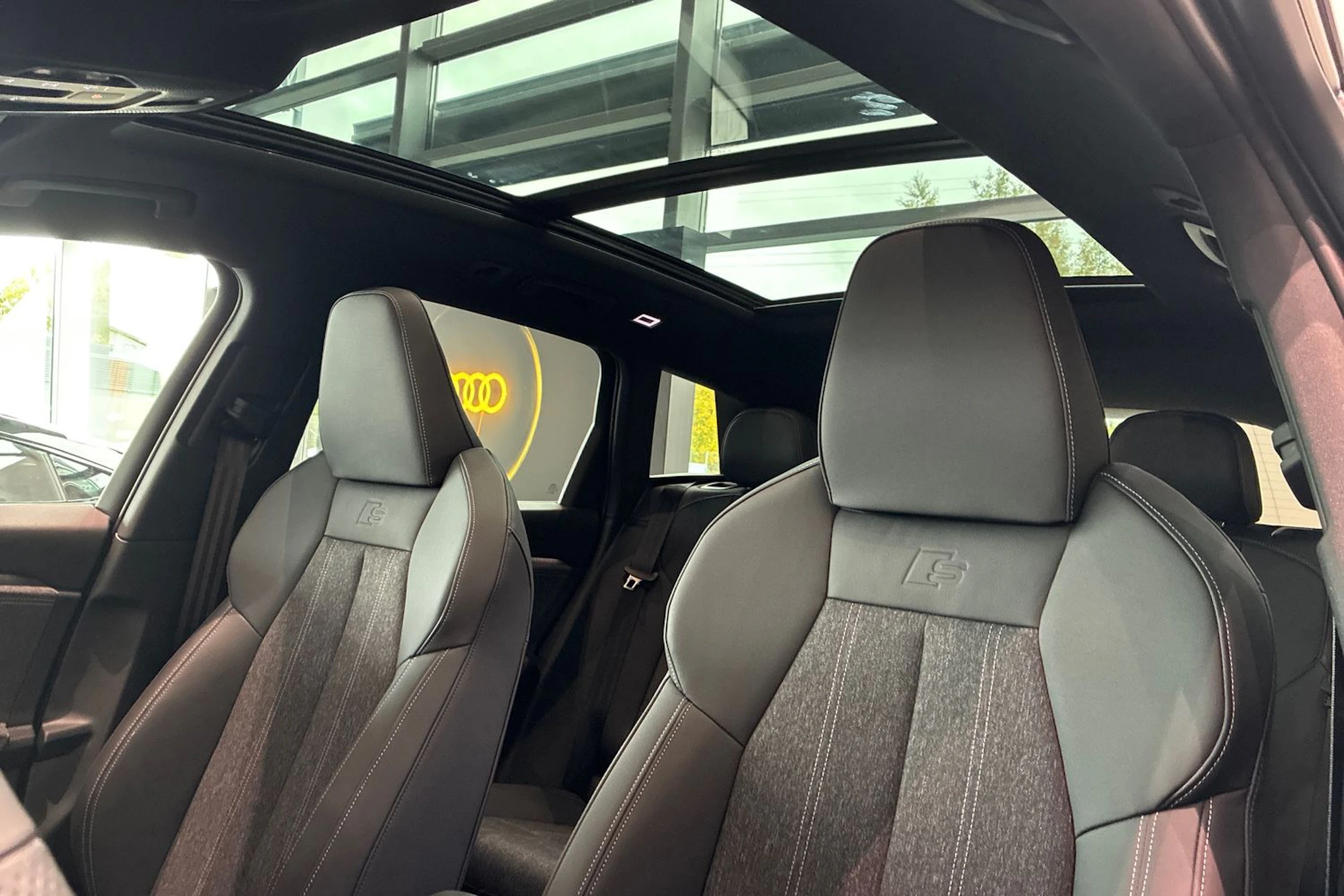harmaa Audi Q6 e-tron 2026 kuva 11.