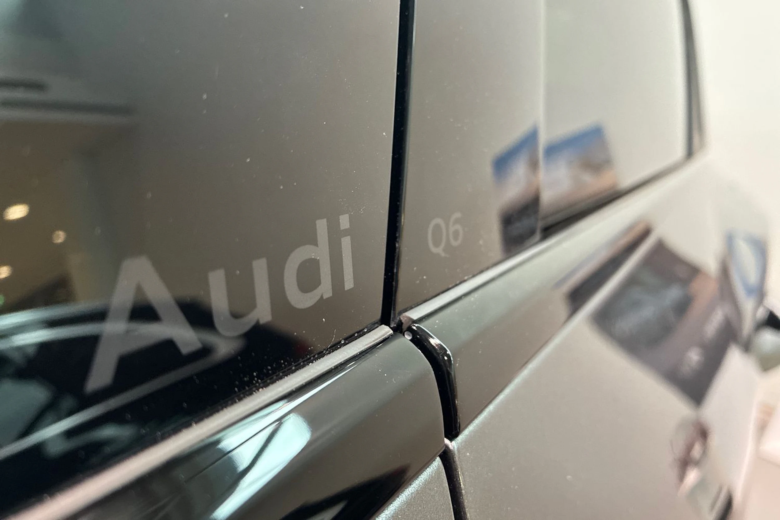 harmaa Audi Q6 e-tron 2026 kuva 12.