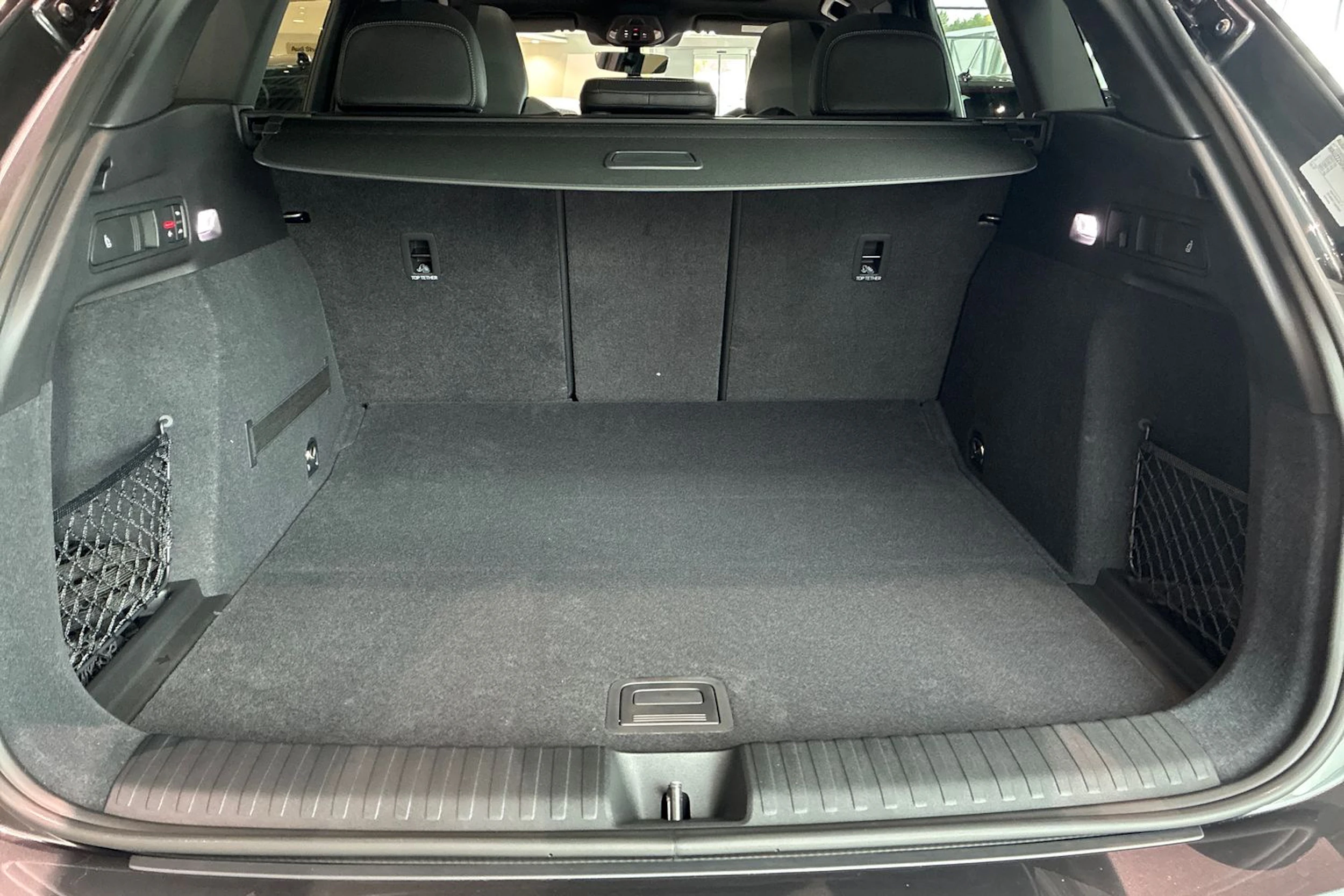 harmaa Audi Q6 e-tron 2026 kuva 13.