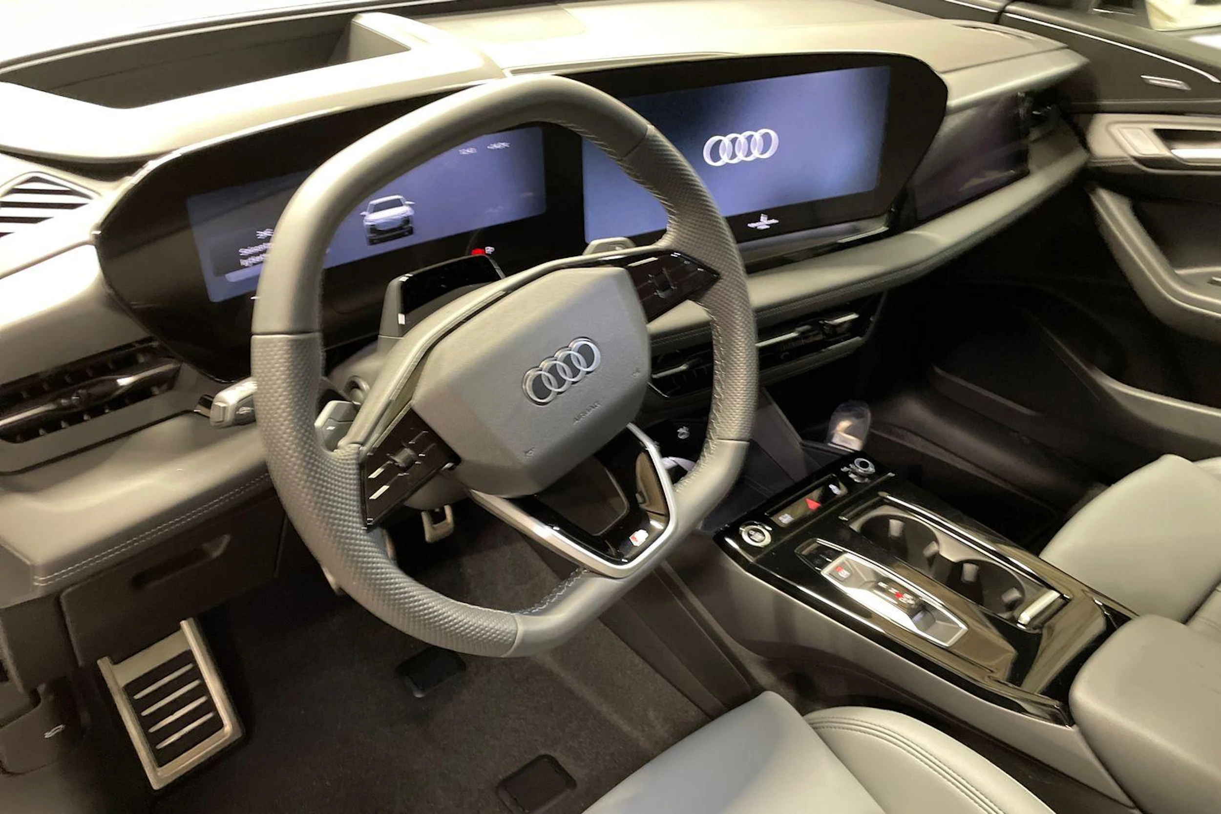 valkoinen Audi Q6 e-tron 2026 kuva 6.