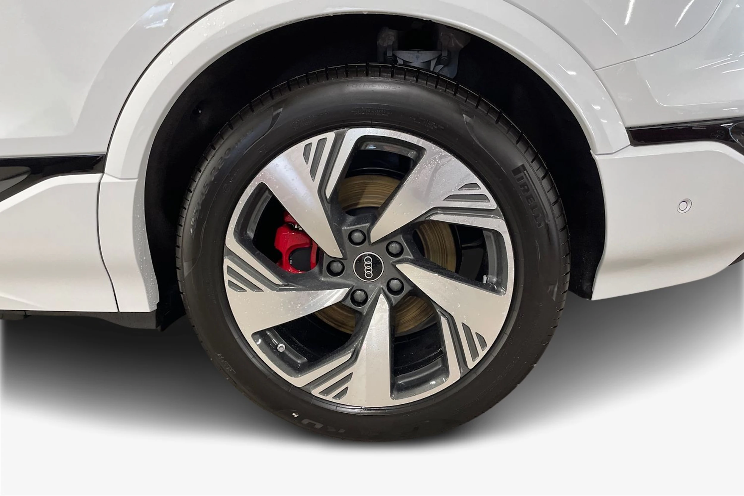 valkoinen Audi Q6 e-tron 2026 kuva 9.