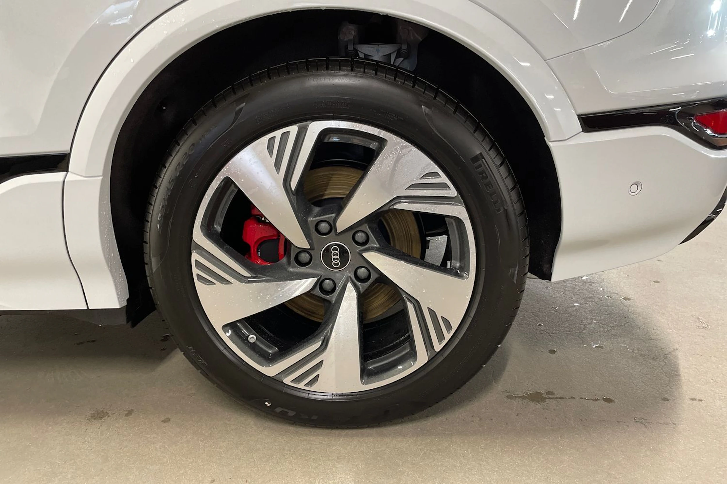 valkoinen Audi Q6 e-tron 2026 kuva 10.